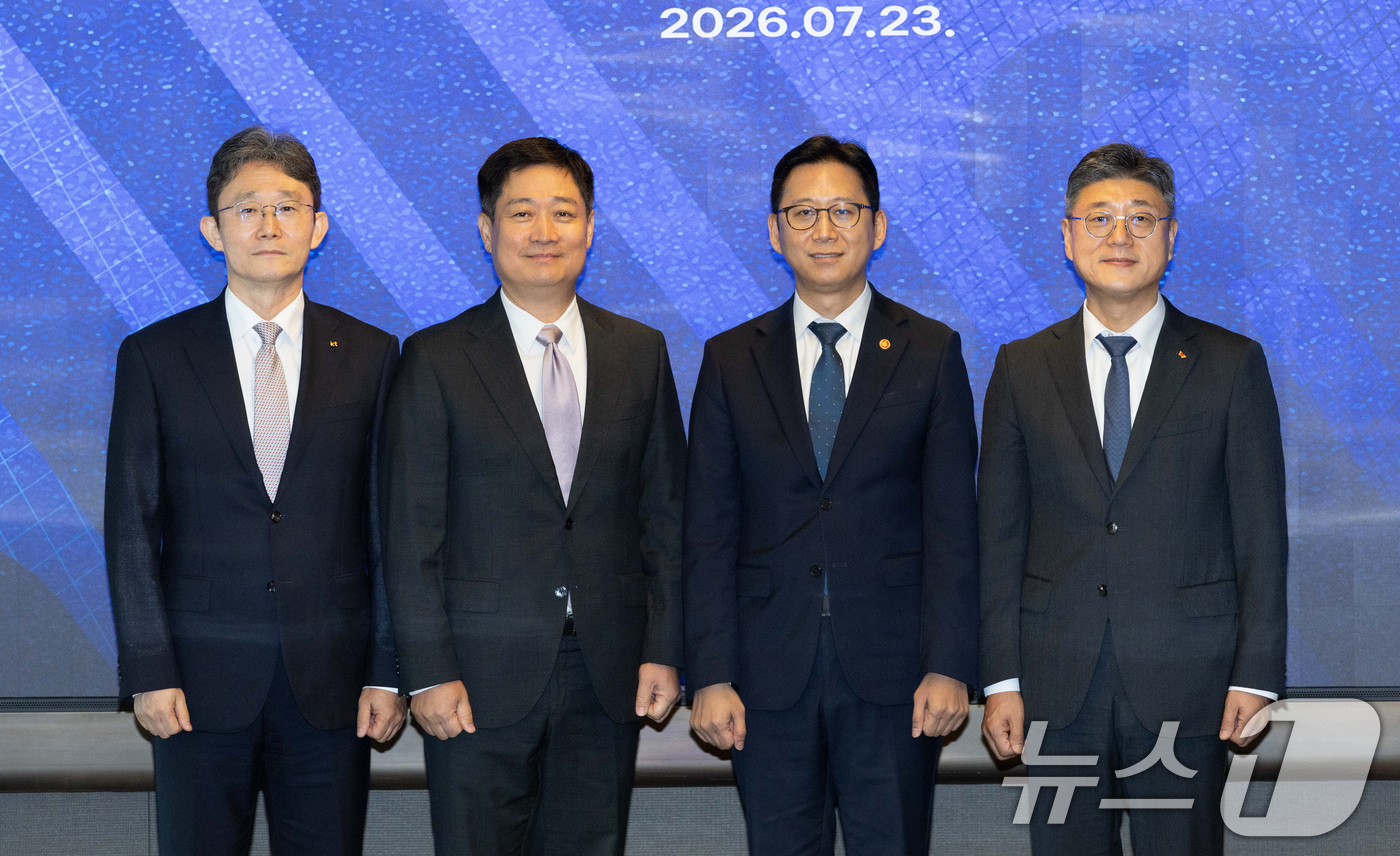 (서울=뉴스1) 구윤성 기자 = 배경훈 부총리 겸 과학기술정보통신부 장관이 23일 오전 서울 중구 SKT타워에서 열린 통신사 CEO 간담회를 앞두고 기념촬영을 하고 있다. 왼쪽부터 …