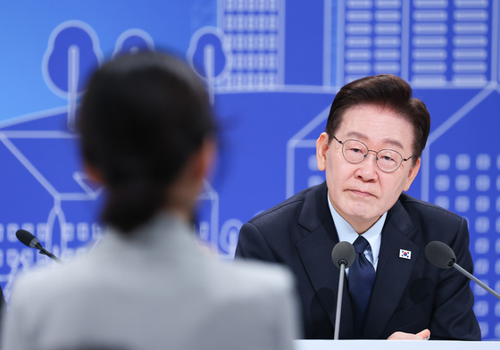 李대통령 "보유세 3배 올려야 선진국 수준…정치적 손해봐도 대비"(종합2보)