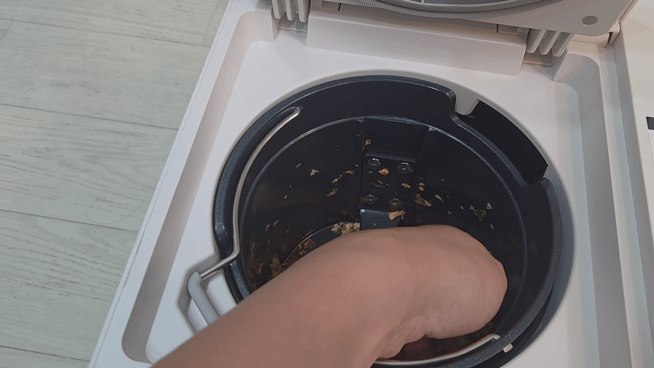 본문 이미지 - 휴롬 음식물처리기 3세대 제품 채소과일 모드로 수박·사과 껍질 건조·분쇄 완료한 상태 ⓒ 뉴스1 김민석 기자