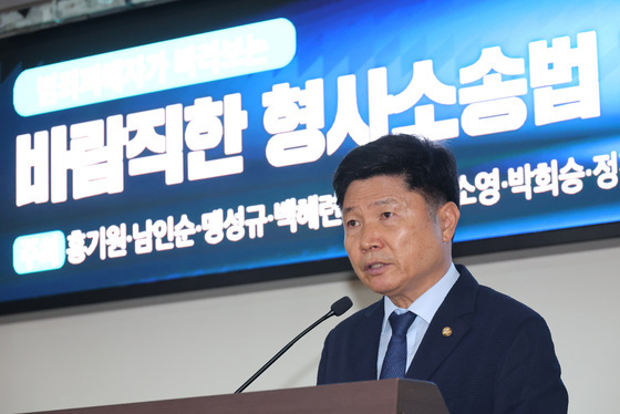 인사말하는 홍기원 민주당 의원