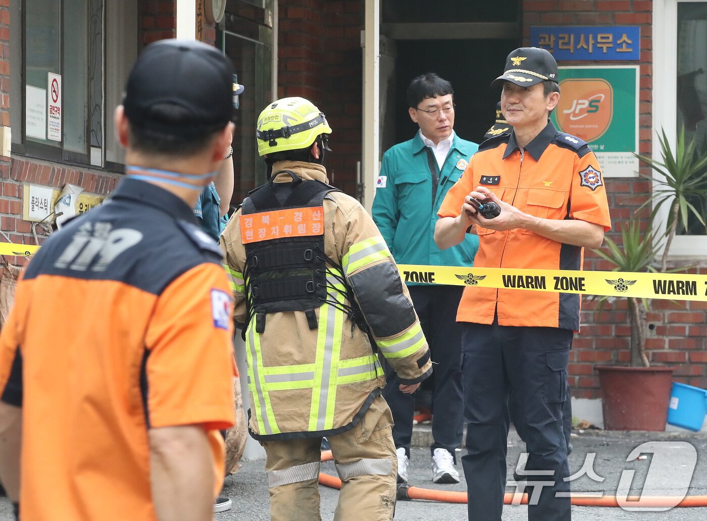 본문 이미지 - 23일 오전 경북 경산시 사동 한 아파트 관리사무소에서 원인을 알 수 없는 불이 나 주민과 관리인 등이 화상을 입고 병원으로 이송됐다. 경찰과 소방 당국이 현장을 통제하고 사고 원인과 경위를 조사하고 있다. 2026.7.23 ⓒ 뉴스1 공정식 기자