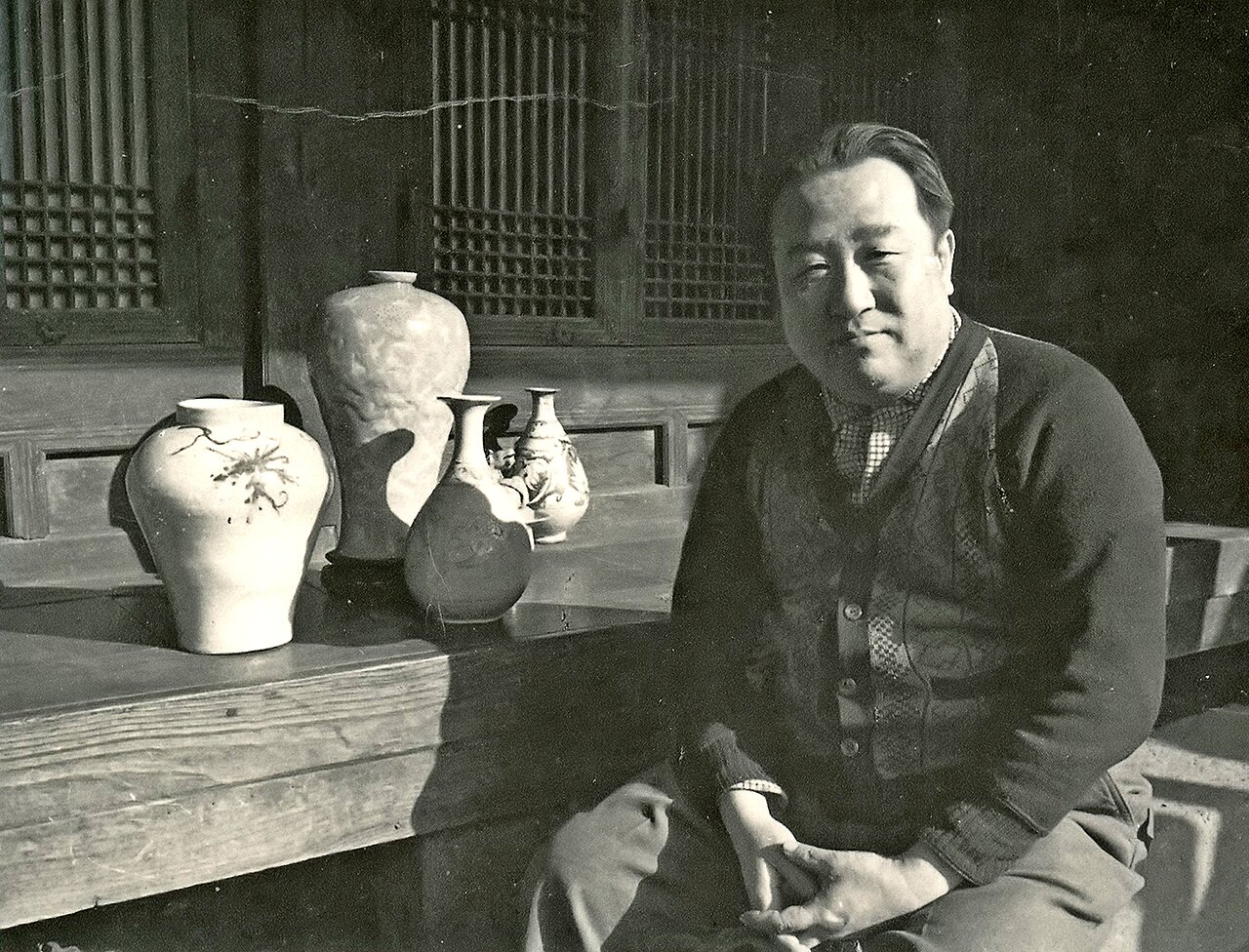 본문 이미지 - 1960년 종로 간송생가 앞에 있는 간송 전형필 선생의 모습(국립중앙박물관 제공)
