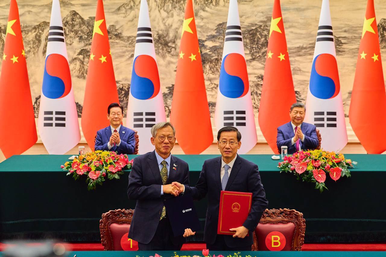 본문 이미지 - 지난 1월 5일 유홍준 국립중앙박물관장(왼쪽)과 중국 문물국 국장 라오취안의 중국 청대 석사자상 한 쌍 기증 협약 체결 모습.(국립중앙박물관 제공)