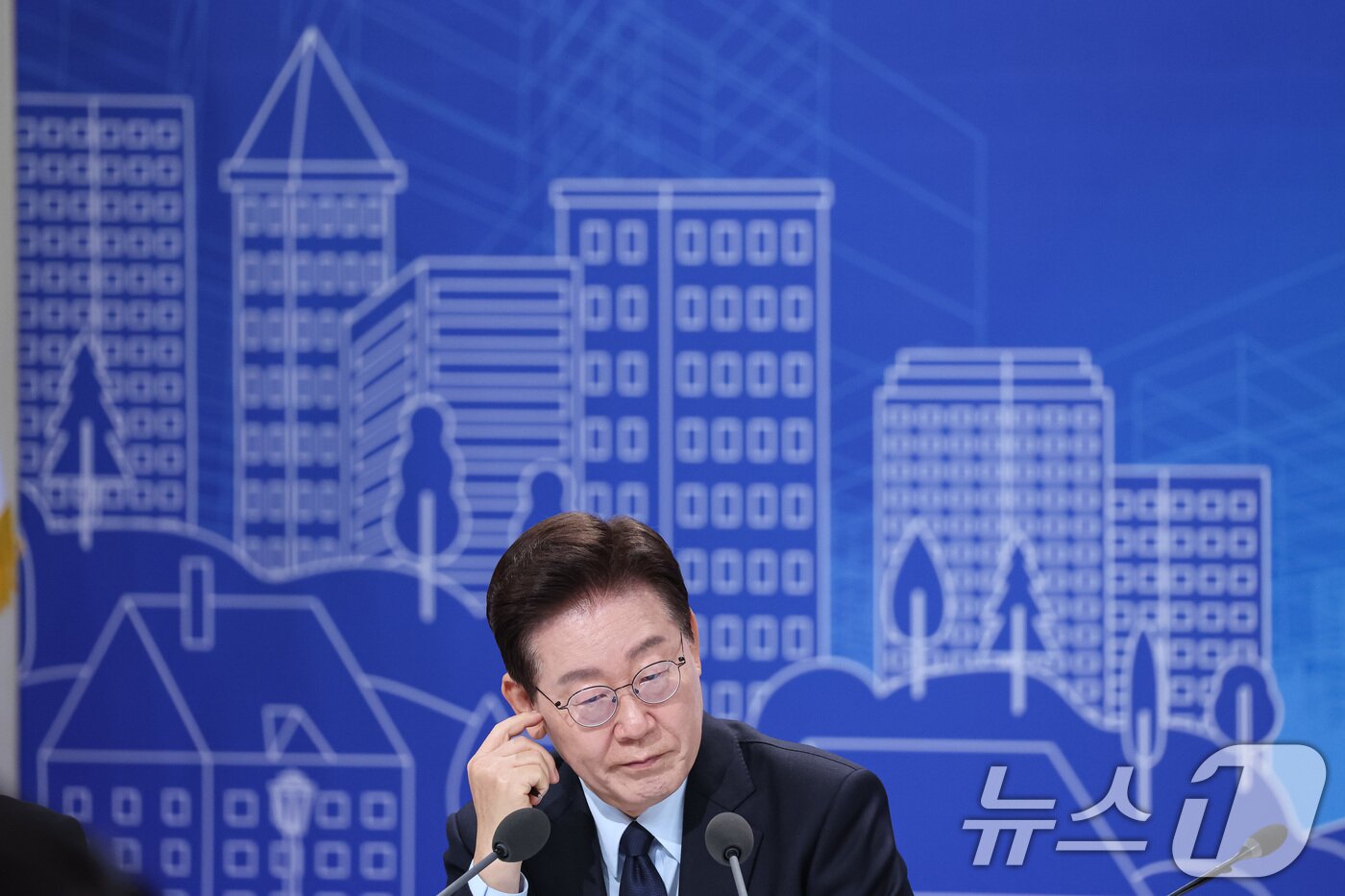 본문 이미지 - 이재명 대통령이 23일 서울 여의도 KBS 별관에서 열린 부동산정책 국민 대토론회에서 참석자의 발언을 듣고 있다. ⓒ 뉴스1 허경 기자