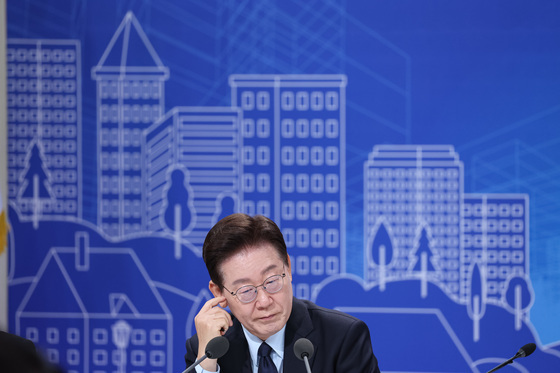 李 "보유세 정상화했으면 집값 안 올랐을 것…정치적 손해 보더라도 대비"