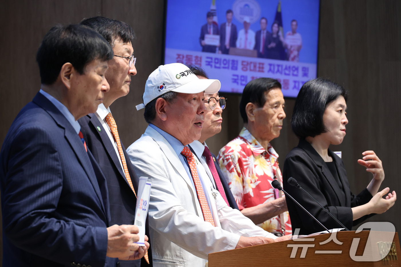 (서울=뉴스1) 신웅수 기자 = 대한민국 국가원로회 회원들이 23일 서울 여의도 국회 소통관에서 장동혁 국민의힘 대표지지 선언 및 국민 참정권운동 지지 선언을 하고 있다. 2026 …