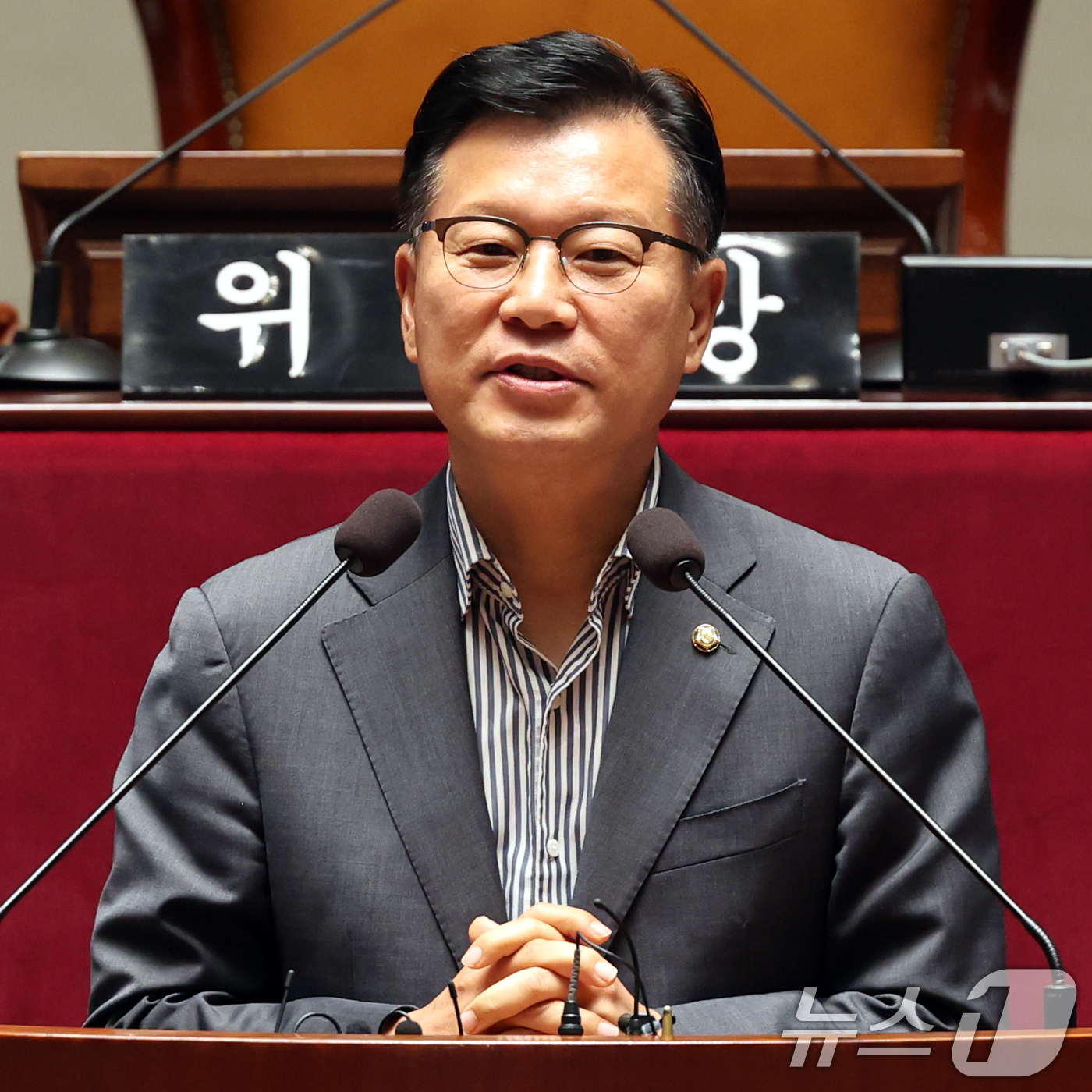 (서울=뉴스1) 황기선 기자 = 정보위원장 후보로 선출된 이양수 국민의힘 의원이 23일 오전 서울 여의도 국회에서 열린 제22대 국회 후반기 상임위원장 후보자 선출 의원총회에서 소 …
