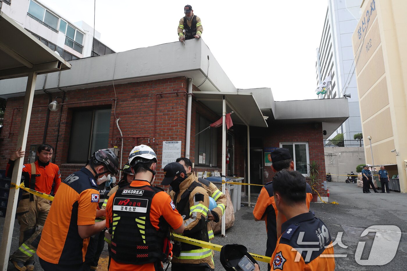 본문 이미지 - 23일 오전 경북 경산시 사동 한 아파트 관리사무소에서 원인을 알 수 없는 불이 나 주민과 관리인 등이 화상을 입고 병원으로 이송됐다. 경찰과 소방 당국이 현장을 통제하고 사고 원인과 경위를 조사하고 있다. 2026.7.23 ⓒ 뉴스1 공정식 기자