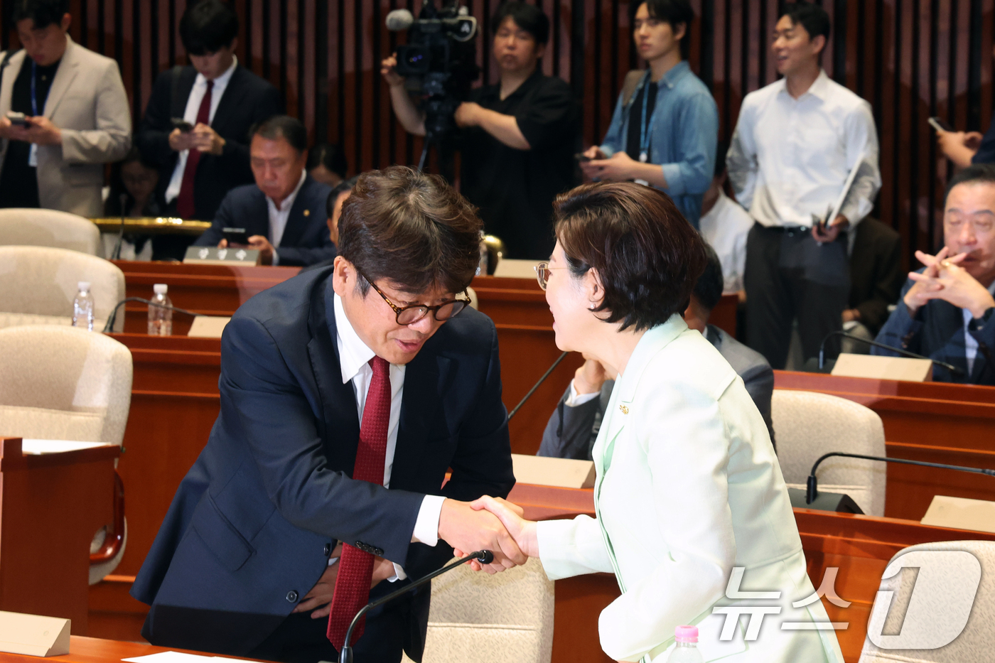 (서울=뉴스1) 황기선 기자 = 국토교통위원장 후보로 선출된 유의동 국민의힘 의원이 23일 오전 서울 여의도 국회에서 열린 제22대 국회 후반기 상임위원장 후보자 선출 의원총회에서 …