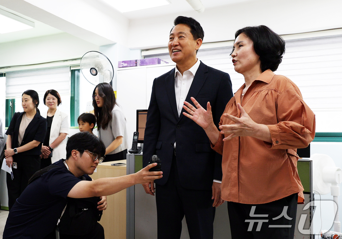 (서울=뉴스1) 오대일 기자 = 오세훈 서울시장이 23일 서울 서대문구 구립가재울지역아동센터를 찾아 '서울아이 든든한끼' 사업 관련 현황을 점검하고 있다. (공동취재) 2026.7 …