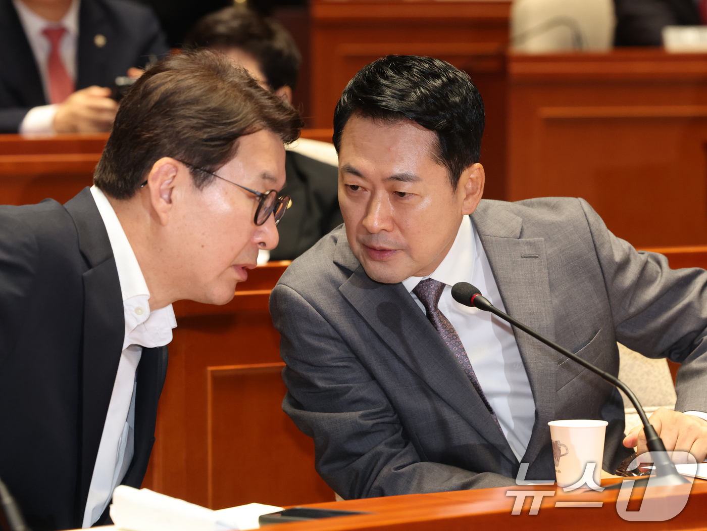 (서울=뉴스1) 황기선 기자 = 장동혁 국민의힘 대표와 신동욱 최고위원이  23일 오전 서울 여의도 국회에서 열린 제22대 국회 후반기 상임위원장 후보자 선출 의원총회에서 대화를 …