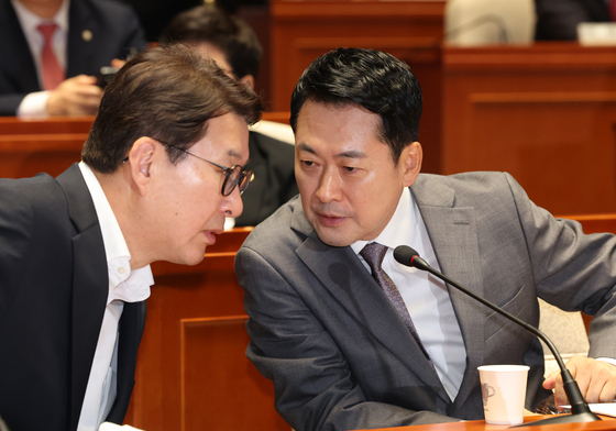대화 나누는 장동혁·신동욱