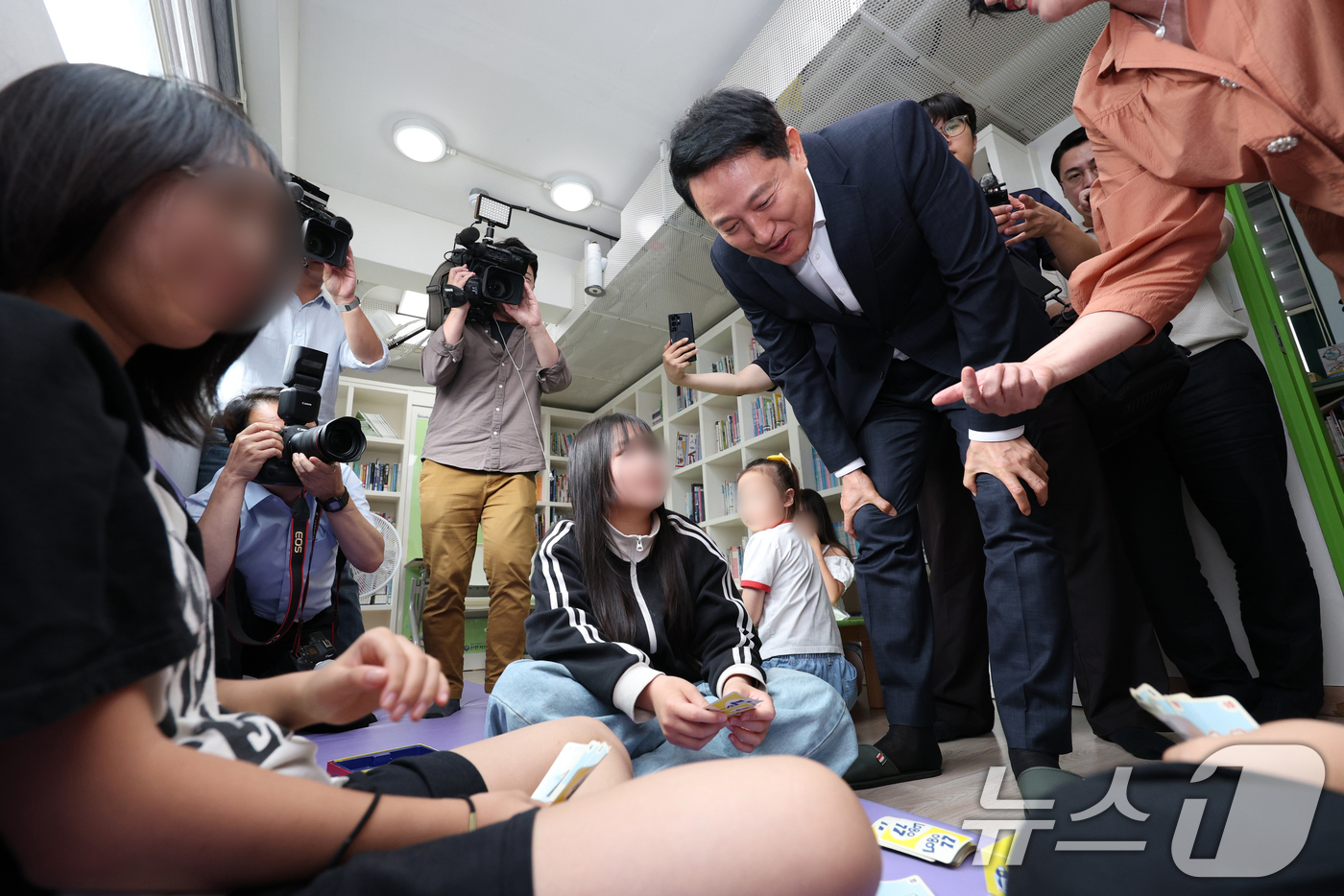 (서울=뉴스1) 오대일 기자 = 오세훈 서울시장이 23일 서울 서대문구 구립가재울지역아동센터를 찾아 '서울아이 든든한끼' 사업 관련 현황을 점검하며 아이들과 대화를 나누고 있다. …