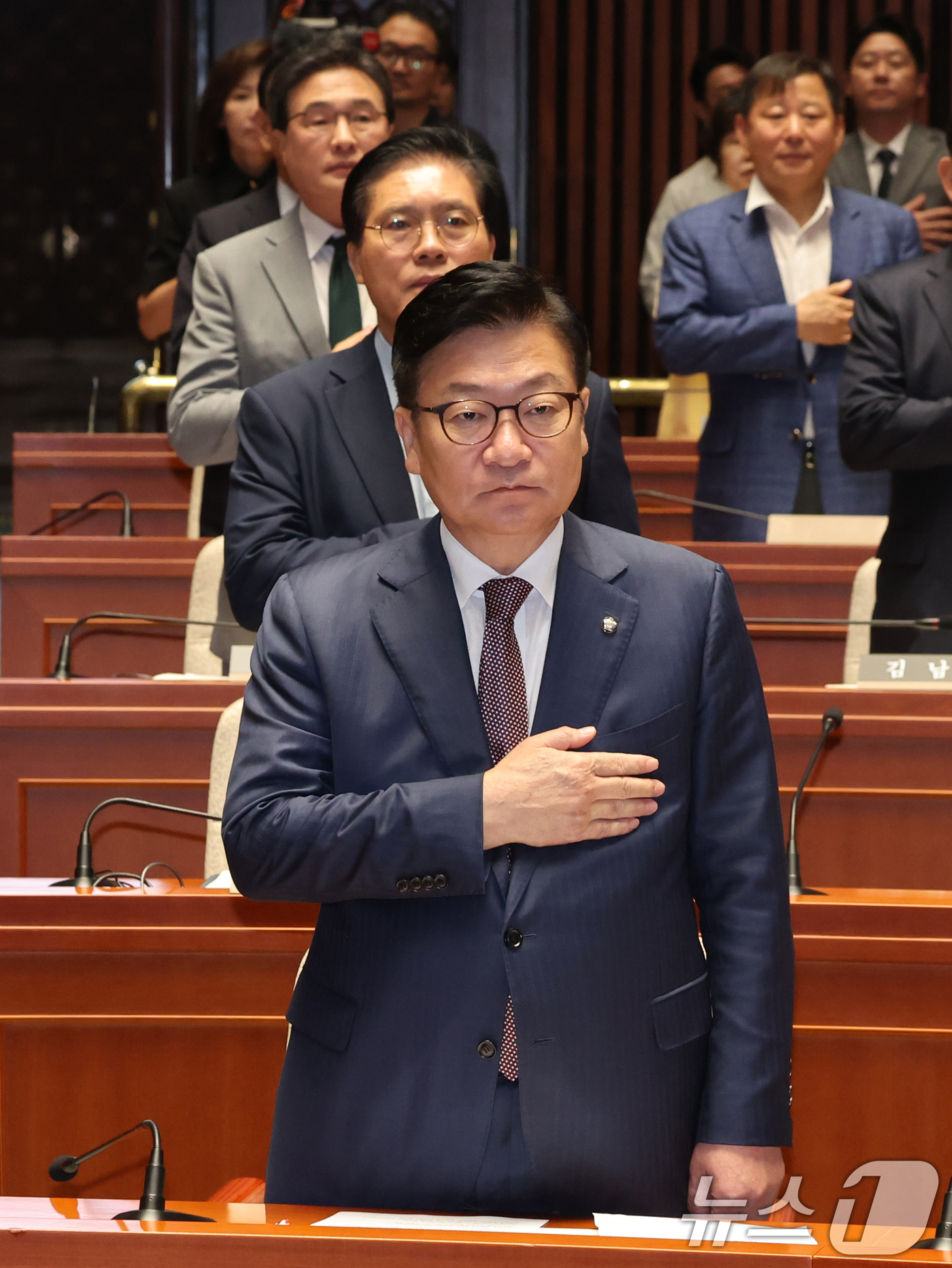 (서울=뉴스1) 황기선 기자 = 장점식 국민의힘 원내대표가 23일 오전 서울 여의도 국회에서 열린 제22대 국회 후반기 상임위원장 후보자 선출 의원총회에서 국민의례를 하고 있다. …