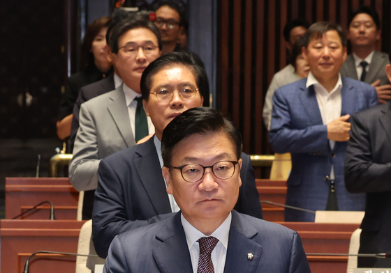 국민의례하는 정점식 원내대표