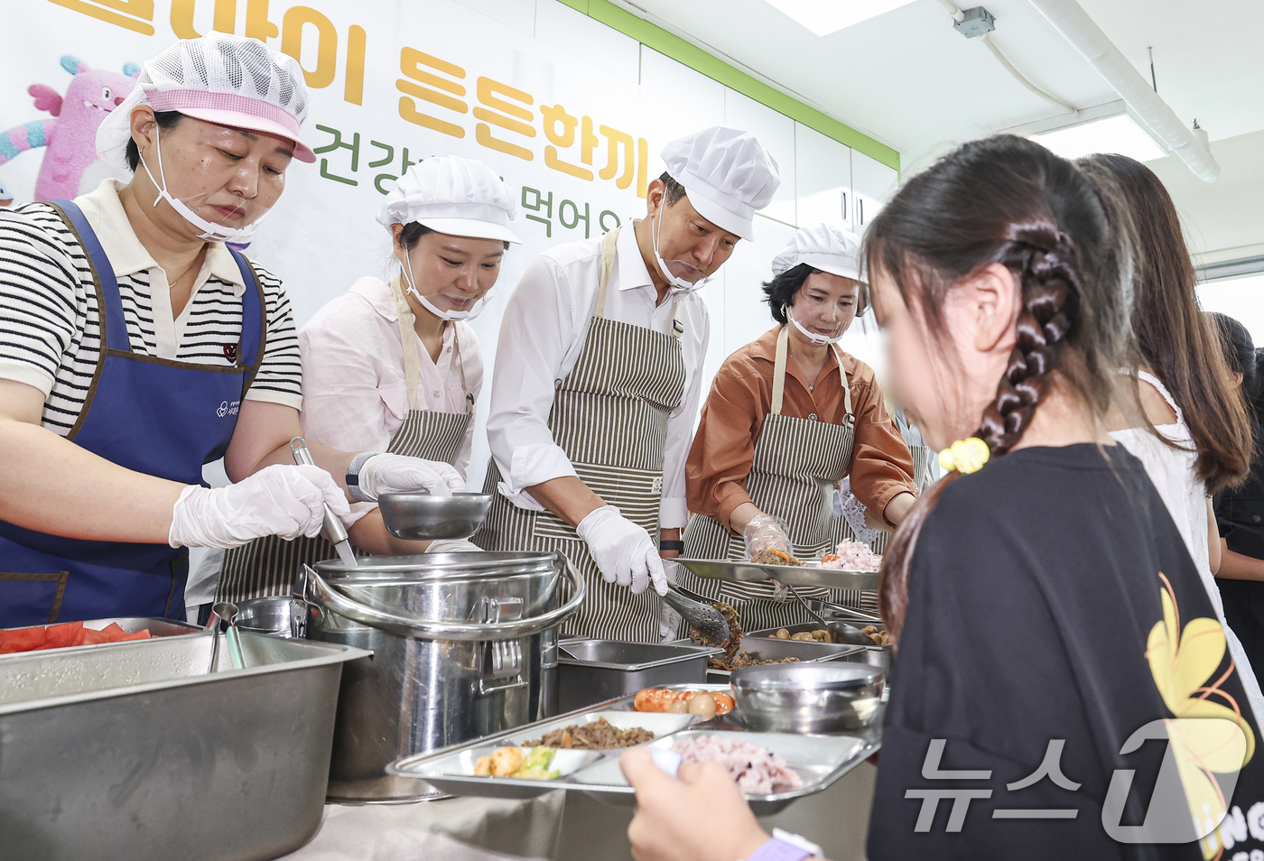 (서울=뉴스1) 오대일 기자 = 오세훈 서울시장이 23일 서울 서대문구 구립가재울지역아동센터를 찾아 '서울아이 든든한끼' 사업 관련 현황을 점검한 후 아이들에게 점심 배식을 하고 …