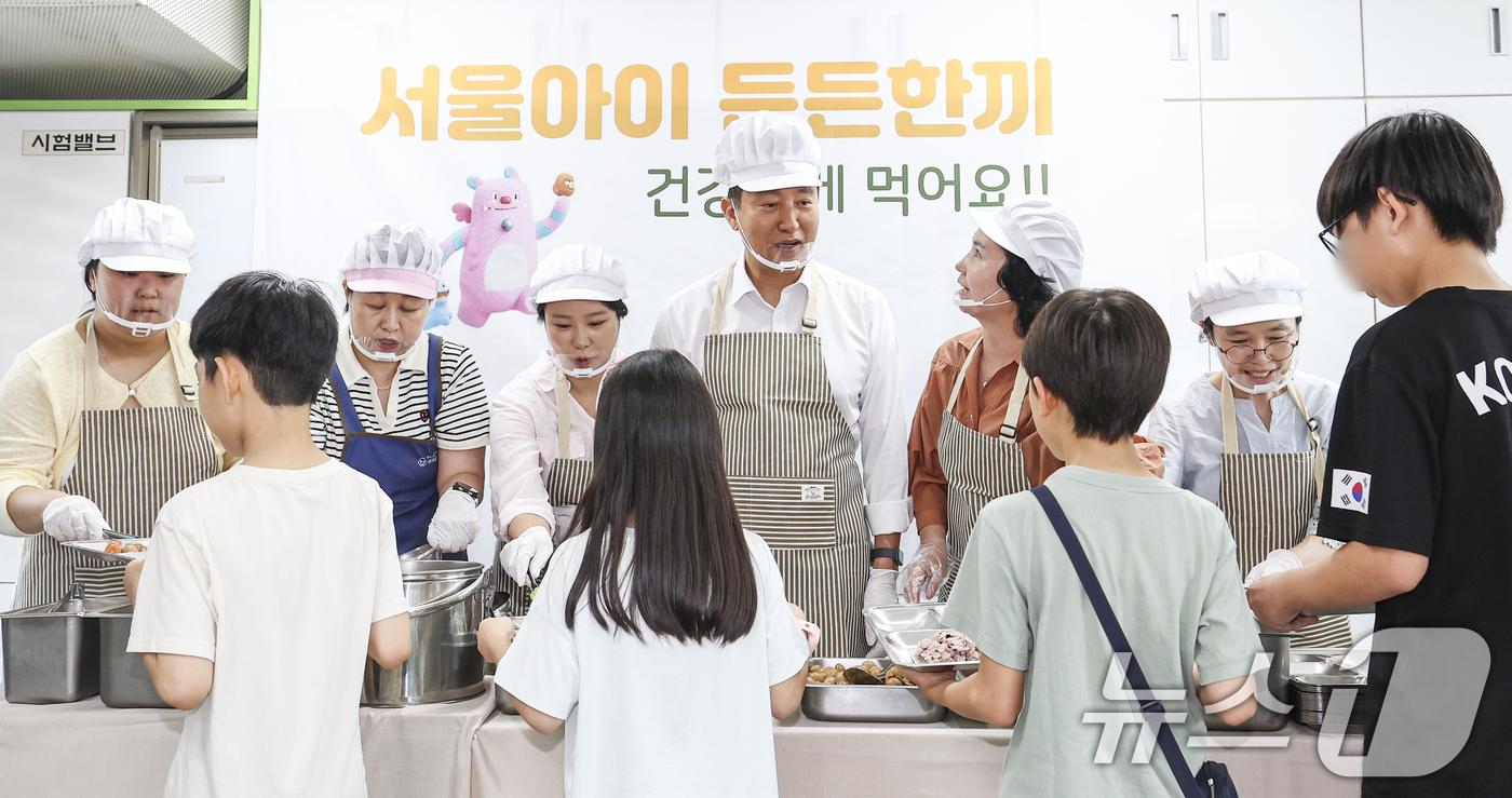 (서울=뉴스1) 오대일 기자 = 오세훈 서울시장이 23일 서울 서대문구 구립가재울지역아동센터를 찾아 '서울아이 든든한끼' 사업 관련 현황을 점검한 후 아이들에게 점심 배식을 하고 …