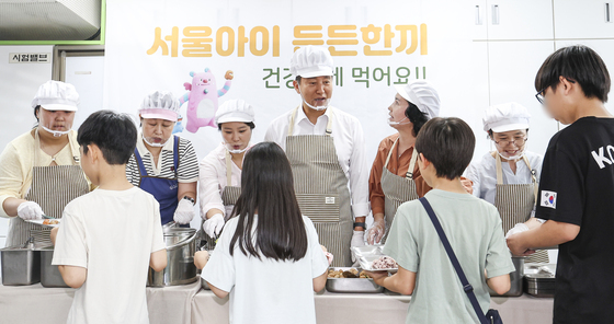 '서울아이 든든한끼' 점심 배식하는 오세훈 시장