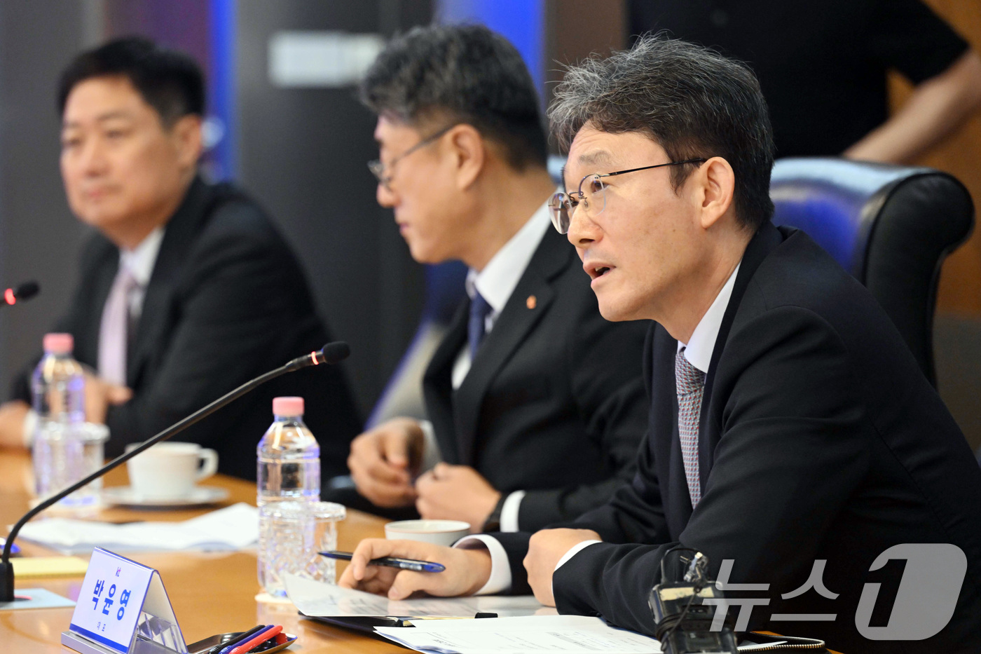 (서울=뉴스1) 구윤성 기자 = 박윤영 KT 대표이사가 23일 오전 서울 중구 SKT 본관에서 열린 배경훈 부총리 겸 과기정통부 장관-통신사 CEO 간담회에서 발언하고 있다. (공 …
