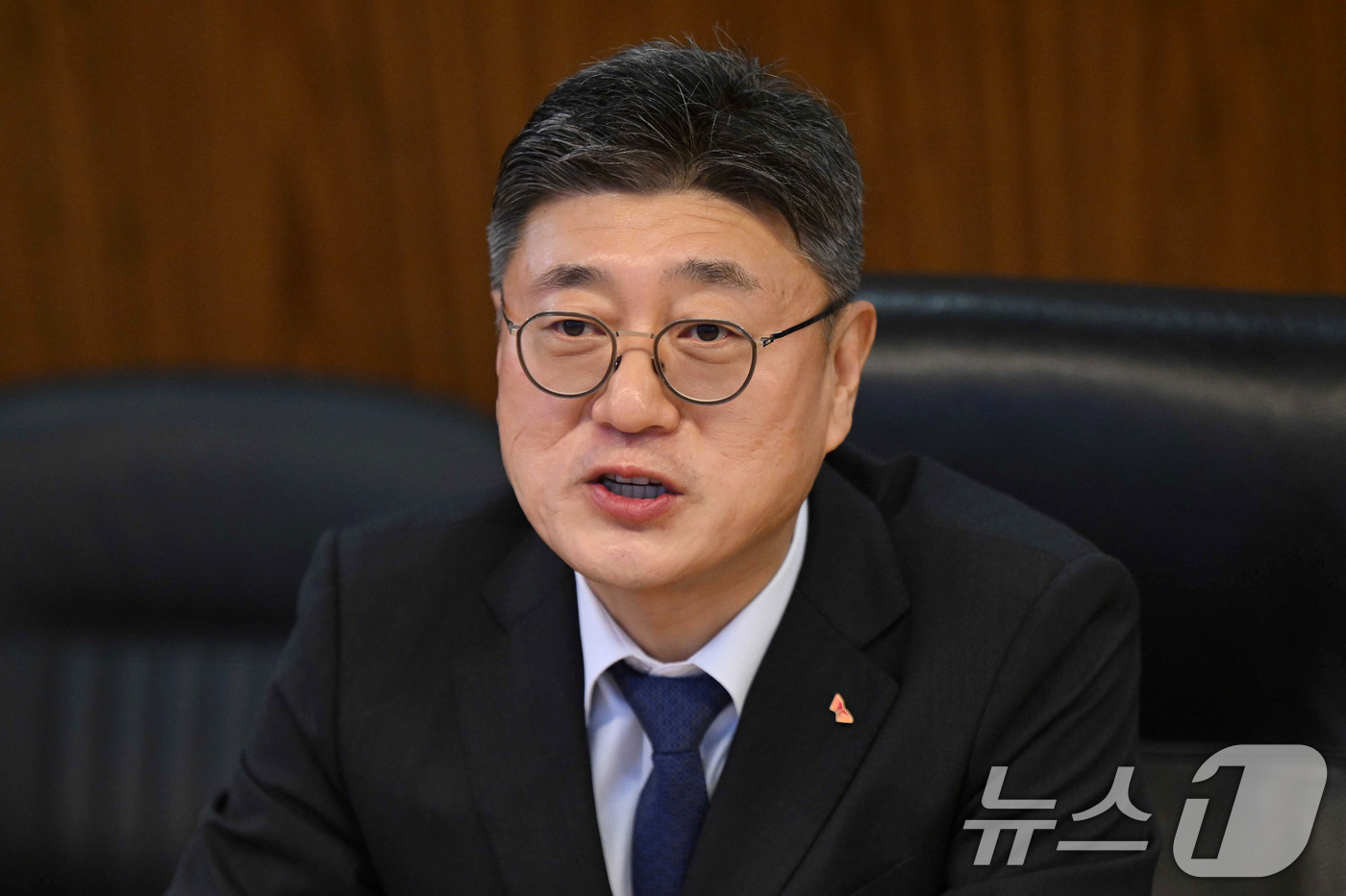 (서울=뉴스1) 구윤성 기자 = 정재헌 SK텔레콤 대표이사가 23일 오전 서울 중구 SKT 본관에서 열린 배경훈 부총리 겸 과기정통부 장관-통신사 CEO 간담회에서 발언하고 있다. …
