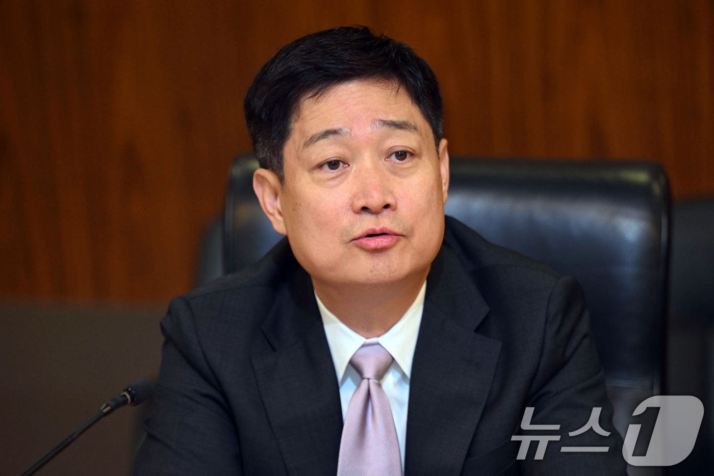 (서울=뉴스1) 구윤성 기자 = 홍범식 LG유플러스 대표이사가 23일 오전 서울 중구 SKT 본관에서 열린 배경훈 부총리 겸 과기정통부 장관-통신사 CEO 간담회에서 발언하고 있다 …