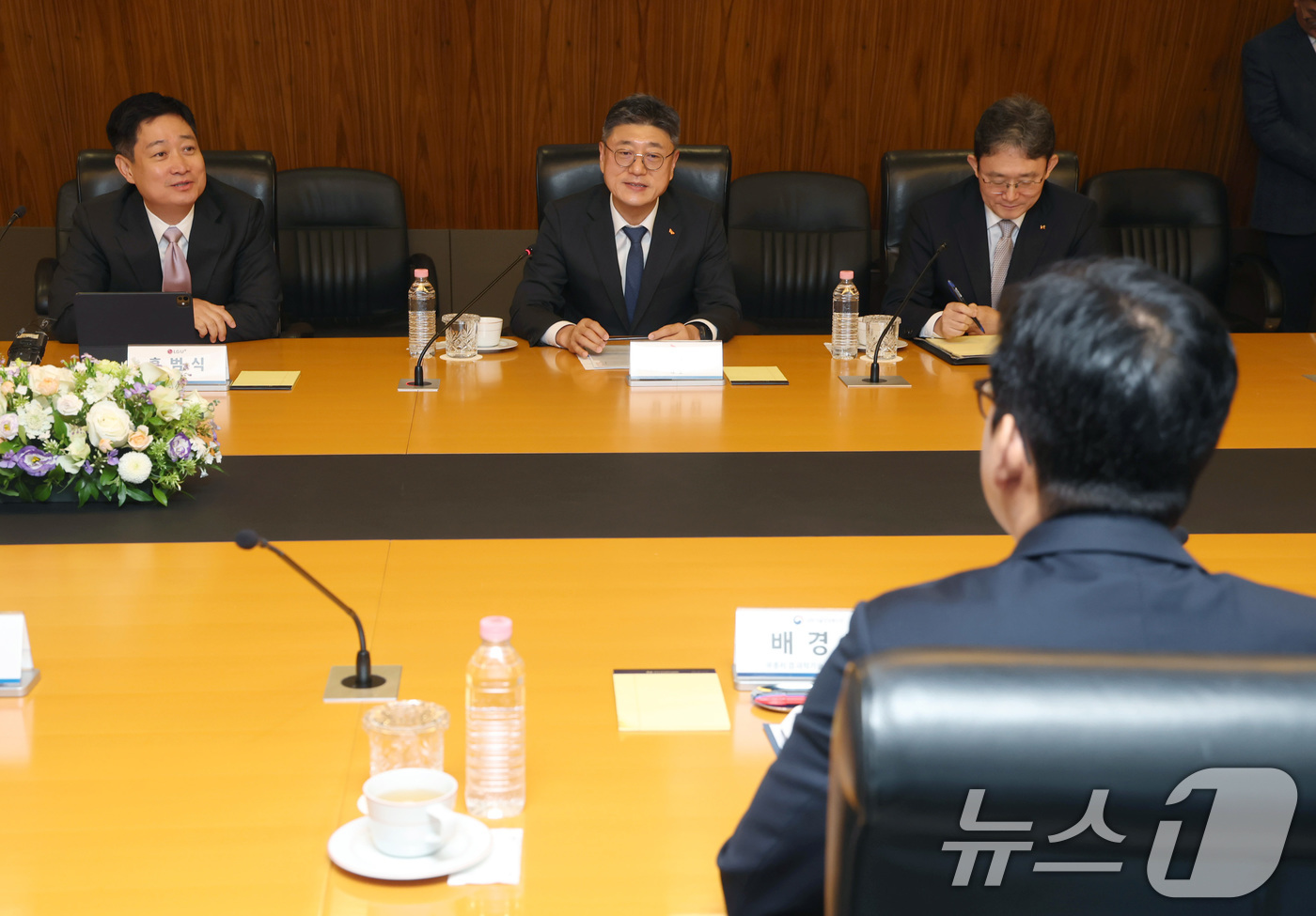 (서울=뉴스1) 구윤성 기자 = 홍범식 LG유플러스 대표이사(왼쪽부터)와 박윤영 KT 대표이사, 정재헌 SK텔레콤 대표이사가 23일 오전 서울 중구 SKT 본관에서 열린 배경훈 부 …