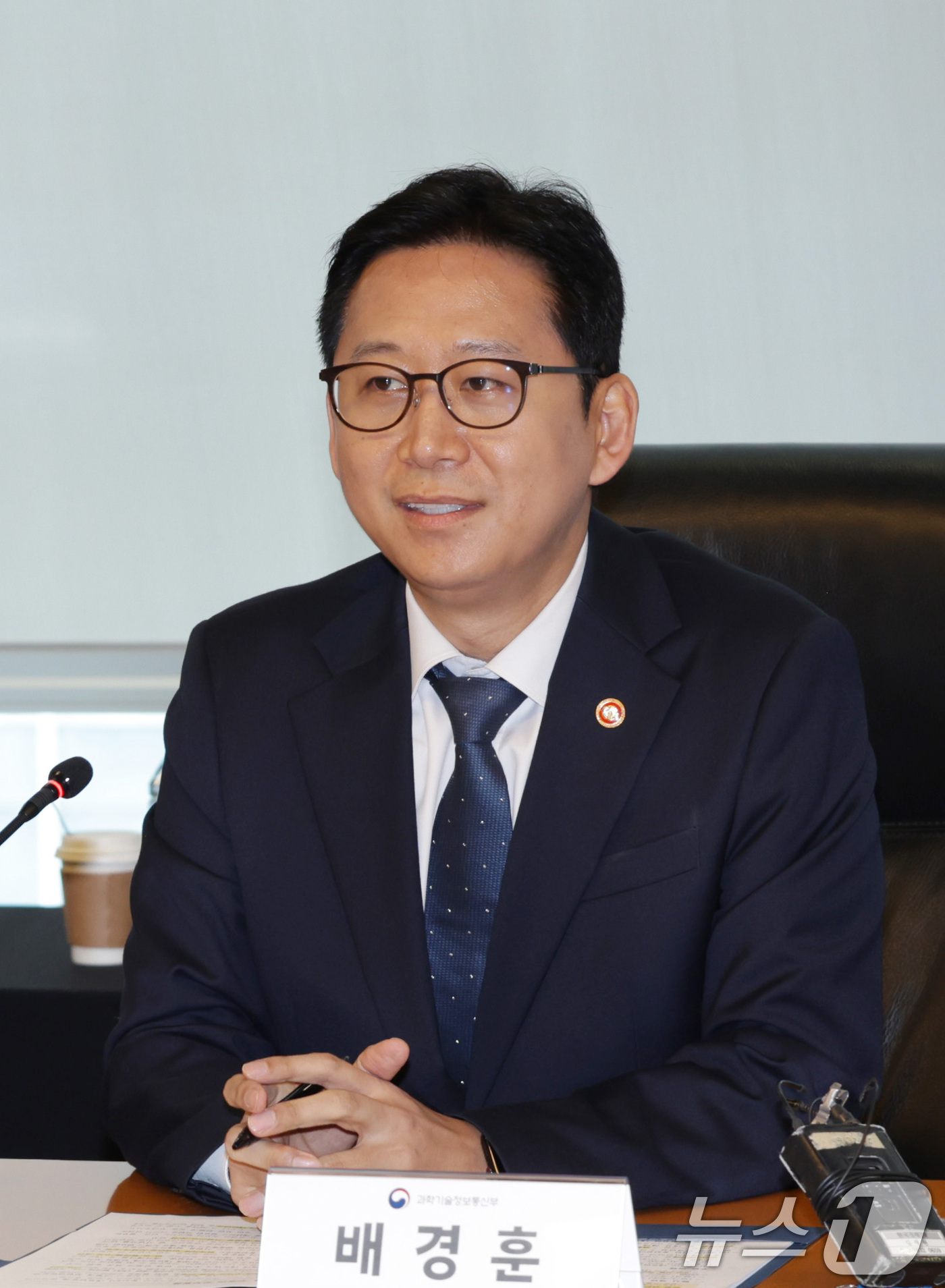 (서울=뉴스1) 구윤성 기자 = 배경훈 부총리 겸 과학기술정보통신부 장관이 23일 오전 서울 중구 SKT타워에서 열린 통신사 CEO 간담회에서 모두발언을 하고 있다.(공동취재) 2 …