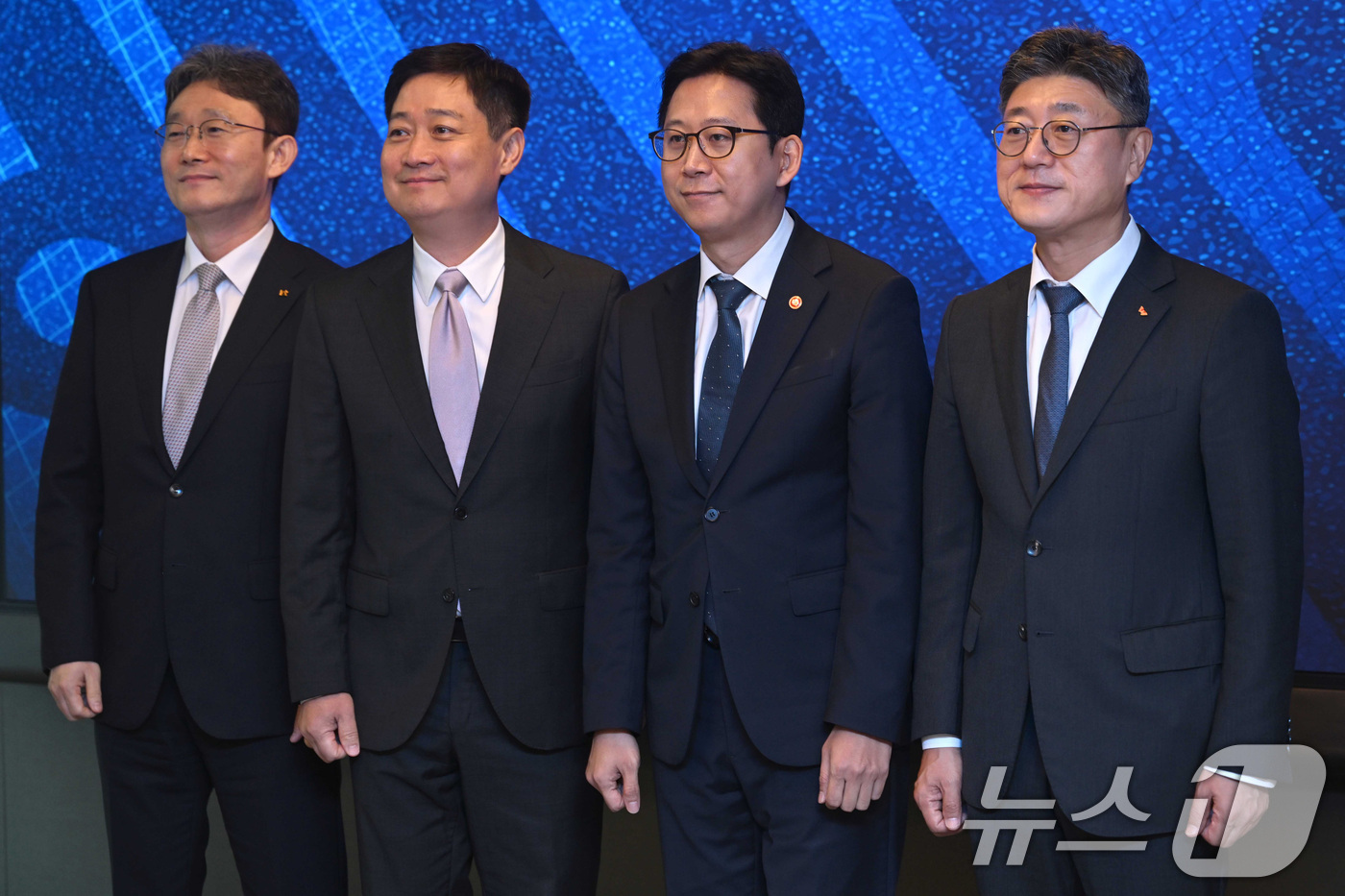 (서울=뉴스1) 구윤성 기자 = 배경훈 부총리 겸 과학기술정보통신부 장관이 23일 오전 서울 중구 SKT타워에서 열린 통신사 CEO 간담회를 앞두고 기념촬영을 하고 있다. 왼쪽부터 …