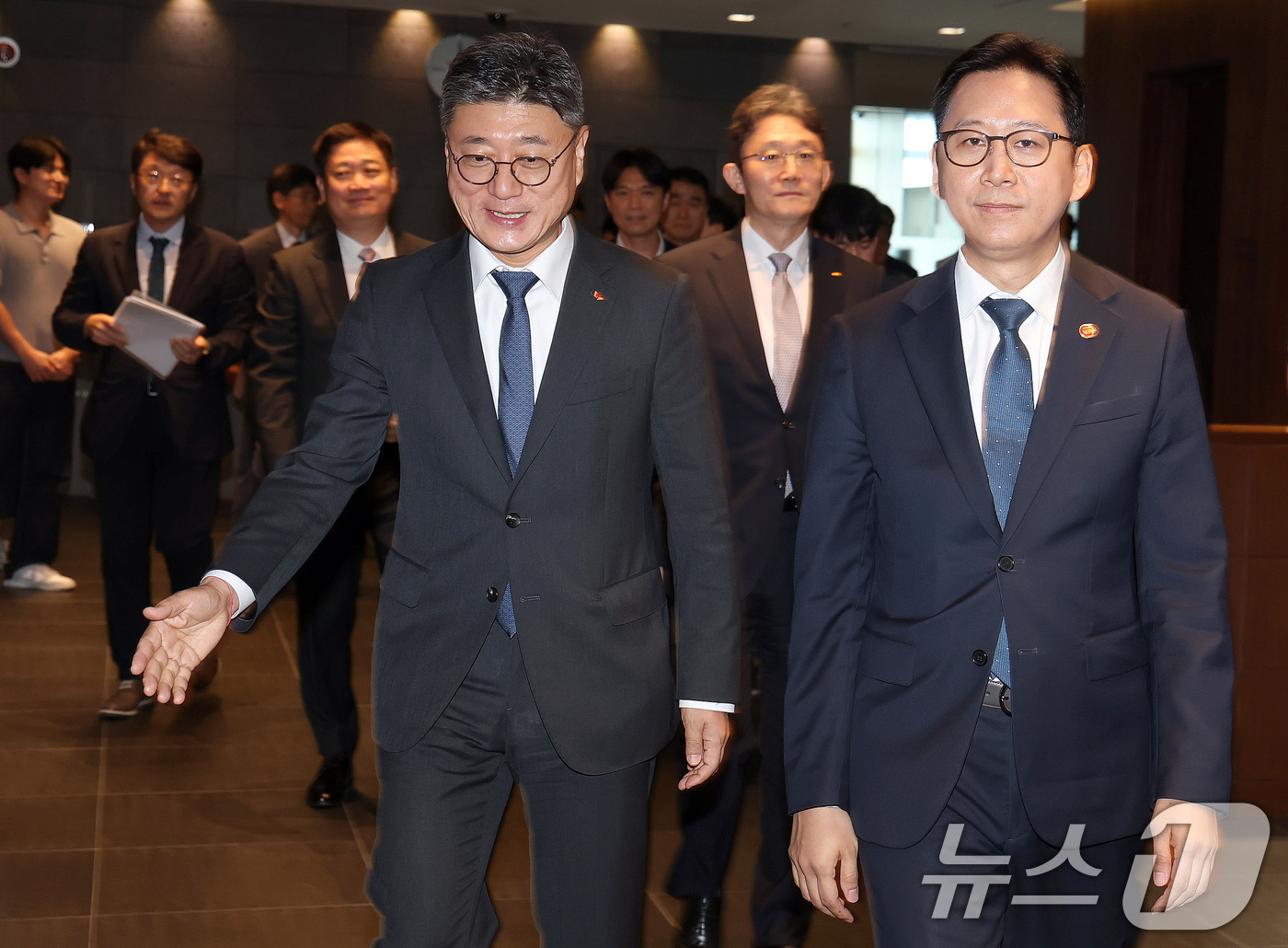 (서울=뉴스1) 구윤성 기자 = 배경훈 부총리 겸 과학기술정보통신부 장관이 23일 오전 서울 중구 SKT 본관에서 열린 통신사 CEO와의  간담회에 참석하고 있다. (공동취재) 2 …