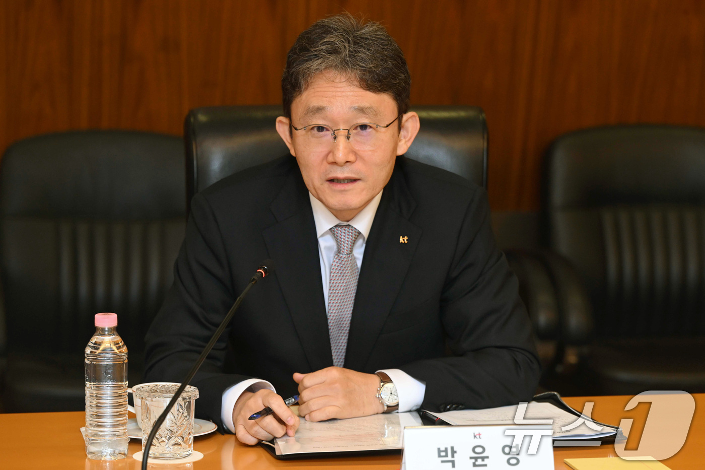 (서울=뉴스1) 구윤성 기자 = 박윤영 KT 대표이사가 23일 오전 서울 중구 SKT 본관에서 열린 배경훈 부총리 겸 과기정통부 장관-통신사 CEO 간담회에서 발언하고 있다. (공 …