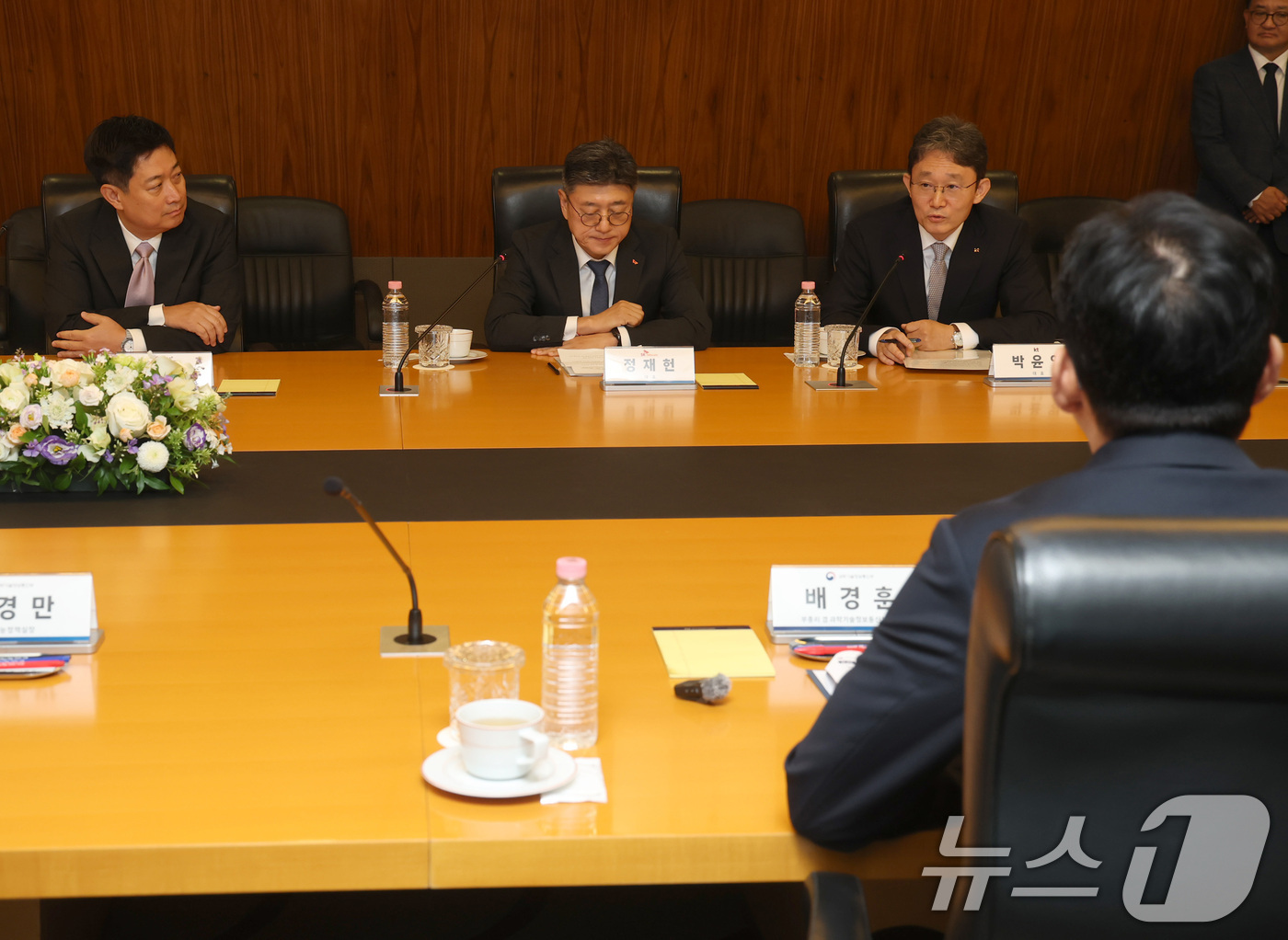 (서울=뉴스1) 구윤성 기자 = 홍범식 LG유플러스 대표이사(왼쪽부터)와 정재헌 SK텔레콤 대표이사, 박윤영 KT 대표이사가 23일 오전 서울 중구 SKT 본관에서 열린 배경훈 부 …