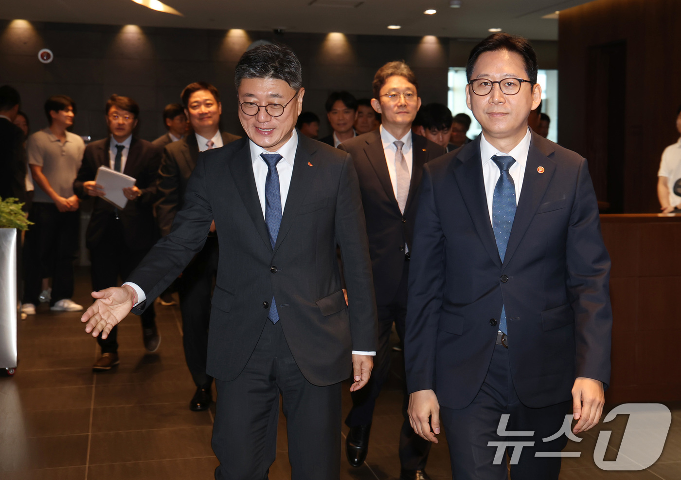 (서울=뉴스1) 구윤성 기자 = 배경훈 부총리 겸 과학기술정보통신부 장관이 23일 오전 서울 중구 SKT 본관에서 열린 통신사 CEO와의  간담회에 참석하고 있다. (공동취재) 2 …