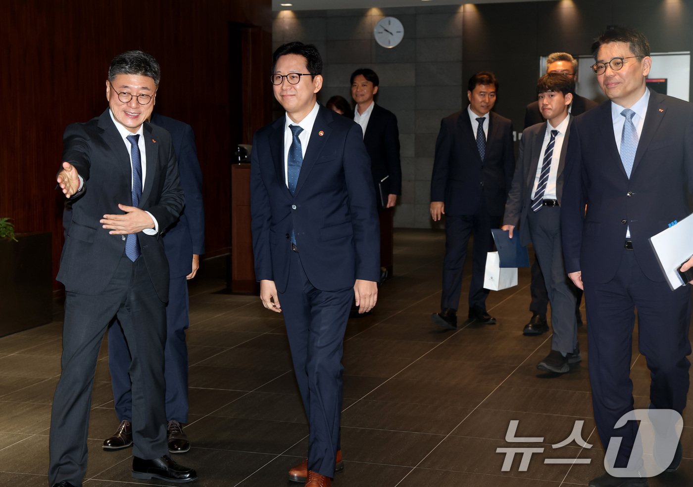 (서울=뉴스1) 구윤성 기자 = 배경훈 부총리 겸 과학기술정보통신부 장관이 23일 오전 서울 중구 SKT 본관에서 열린 통신사 CEO와의  간담회에 참석하고 있다. (공동취재) 2 …