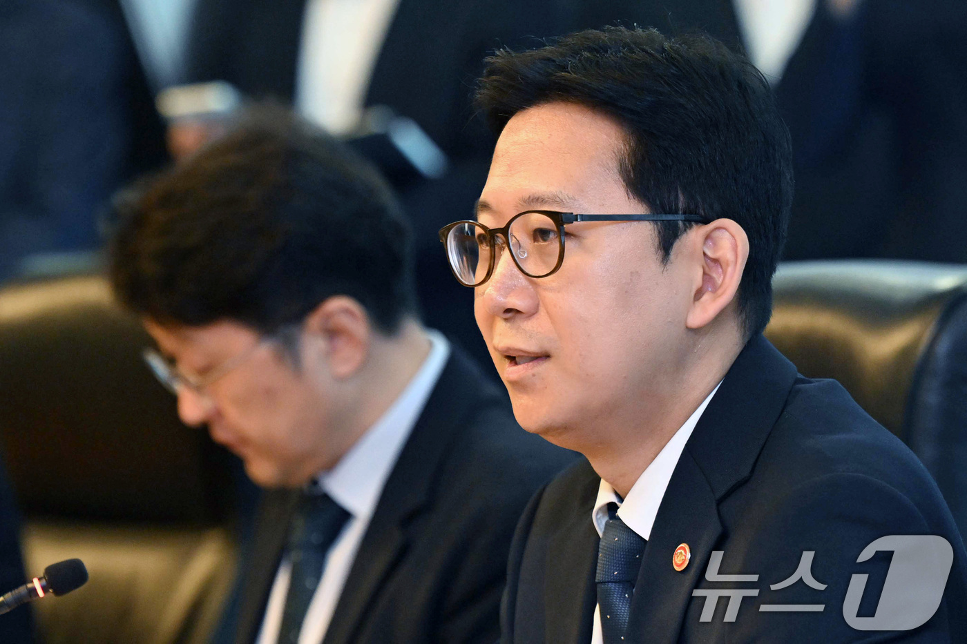 (서울=뉴스1) 구윤성 기자 = 배경훈 부총리 겸 과학기술정보통신부 장관이 23일 오전 서울 중구 SKT타워에서 열린 통신사 CEO 간담회에서 모두발언을 하고 있다.(공동취재) 2 …