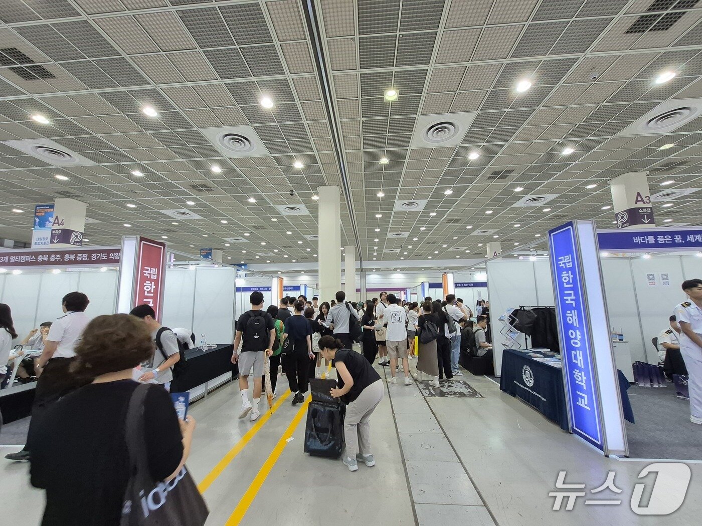 본문 이미지 - 한국대학교육협의회가 주최하는 '2027학년도 수시 대학입학정보박람회'가 23일 오전 서울 강남구 코엑스에서 개막했다. 첫날부터 수험생·학부모들로 현장은 인산인해를 이뤘다.2026.7.23ⓒ 뉴스1