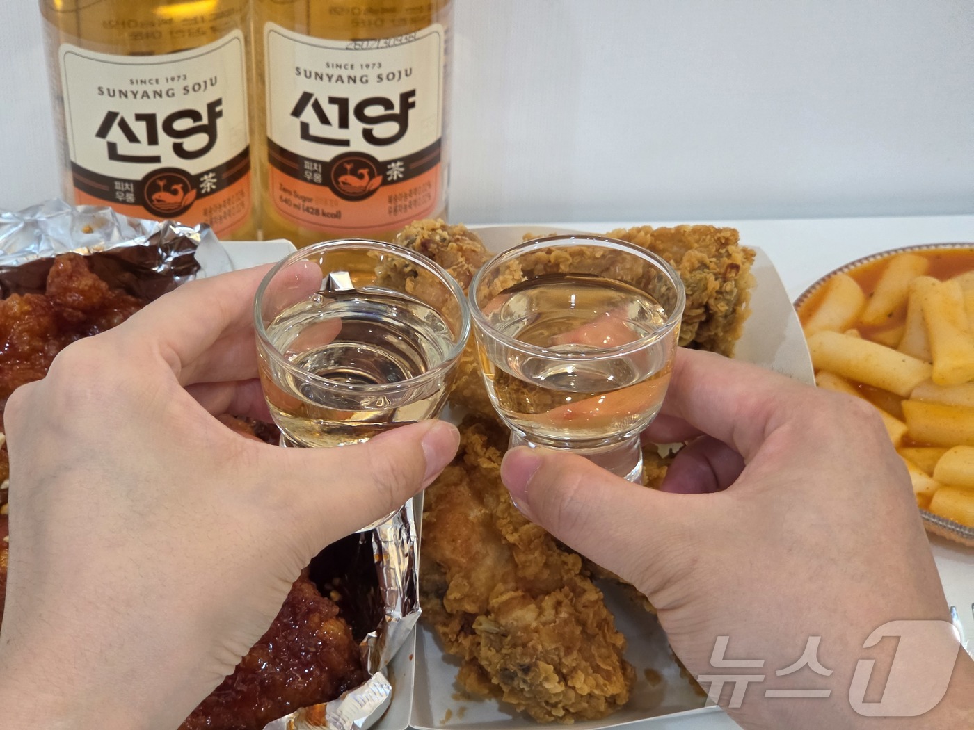 (대전=뉴스1) 이동원 기자 = ㈜선양소주(회장 조웅래)가 신개념 과일차 소주 ‘선양 피치우롱’을 22일부터 전국 CU 편의점 단독으로 선보인다. 이번 제품은 복숭아 농축액과 우롱 …