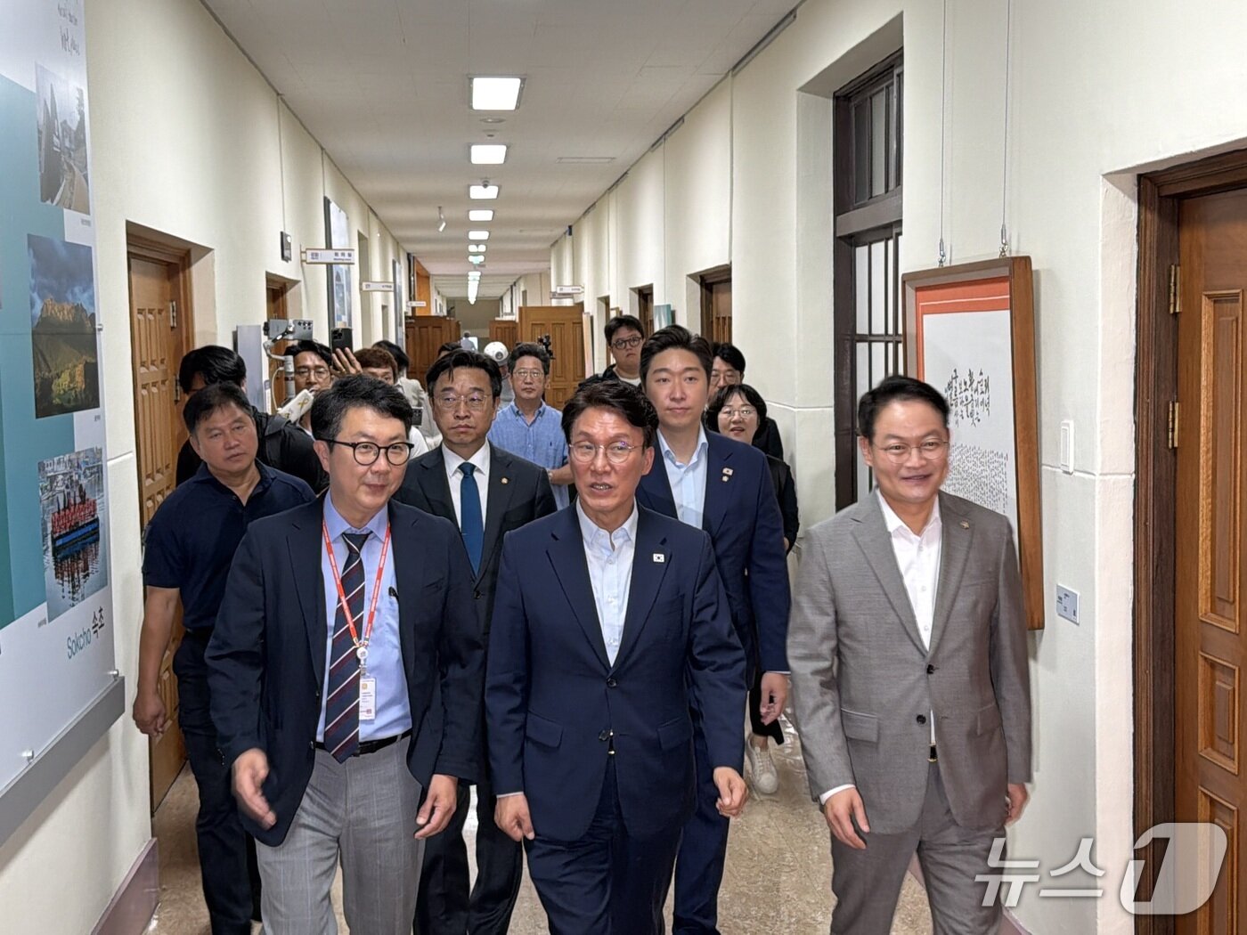 본문 이미지 - 23일 강원도청을 방문한 김민석 더불어민주당 당대표 후보가 김현수 강원도 비서실장의 안내를 받으며 면담 장소로 이동하고 있다.2026.7.23 한귀섭 기자 