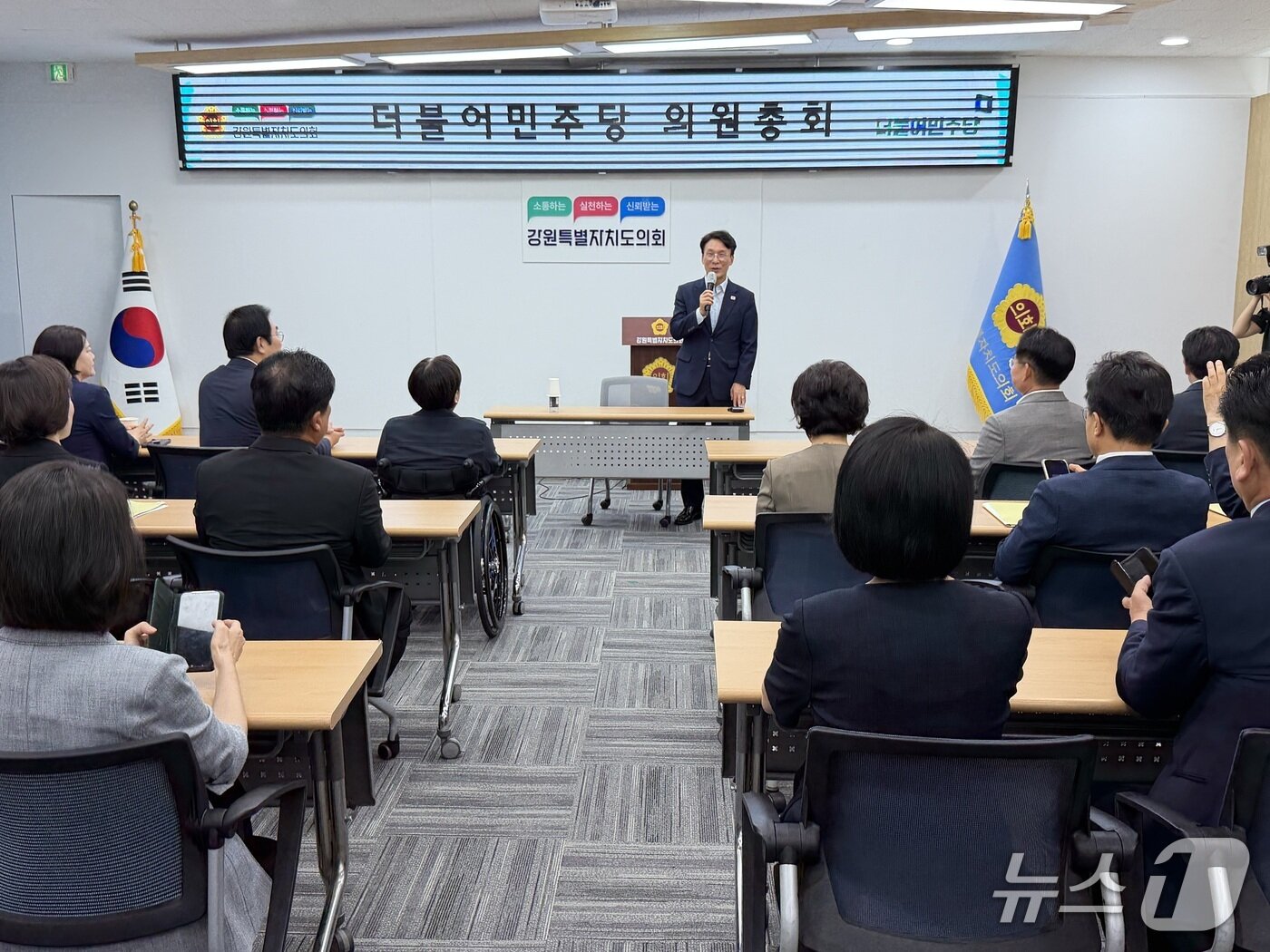 본문 이미지 - 김민석 더불어민주당 당대표 후보가 23일 강원도의회 세미나실에서 민주당 소속 도의원들을 만나 인사말을 하고 있다.2026.7.23 한귀섭 기자 