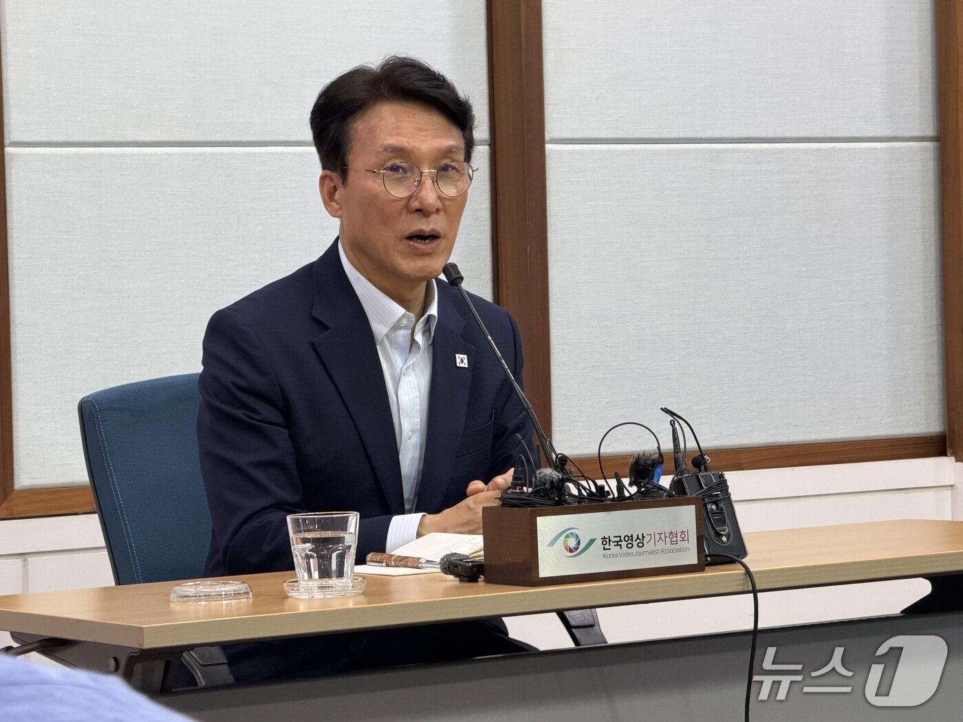 본문 이미지 -  김민석 더불어민주당 당대표 후보가 23일 강원도청 브리핑룸에서 기자회견을 갖고 기자의 질문에 답을 하고 있다.2026.7.23 한귀섭 기자