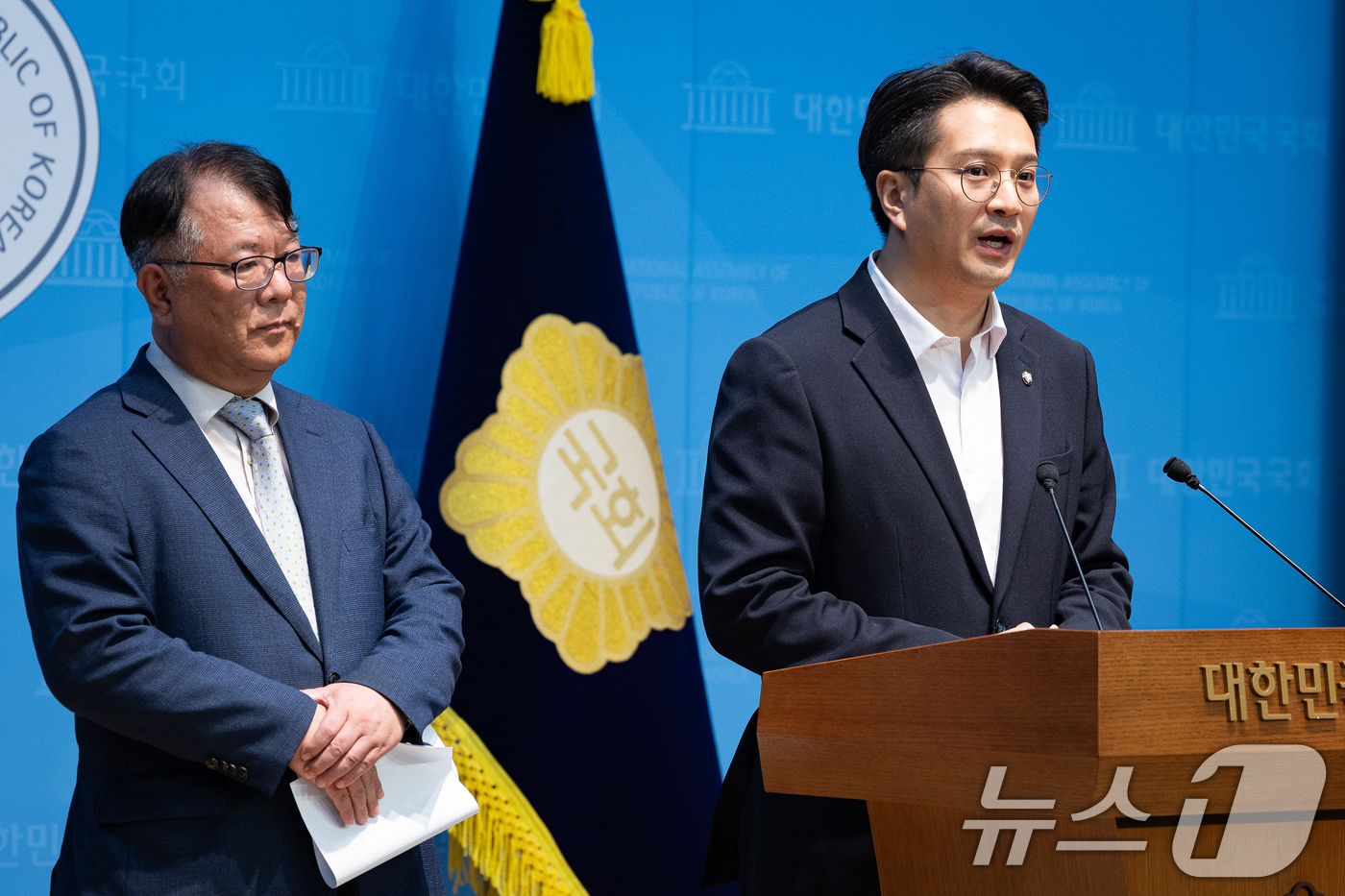 (서울=뉴스1) 유승관 기자 = 전용기 더불어민주당 의원과 '쌍방울 대북송금 사건' 이화영 전 경기도 평화부지사를 변호했던 서민석 변호사가 23일 서울 여의도 국회 소통관에서 서 …