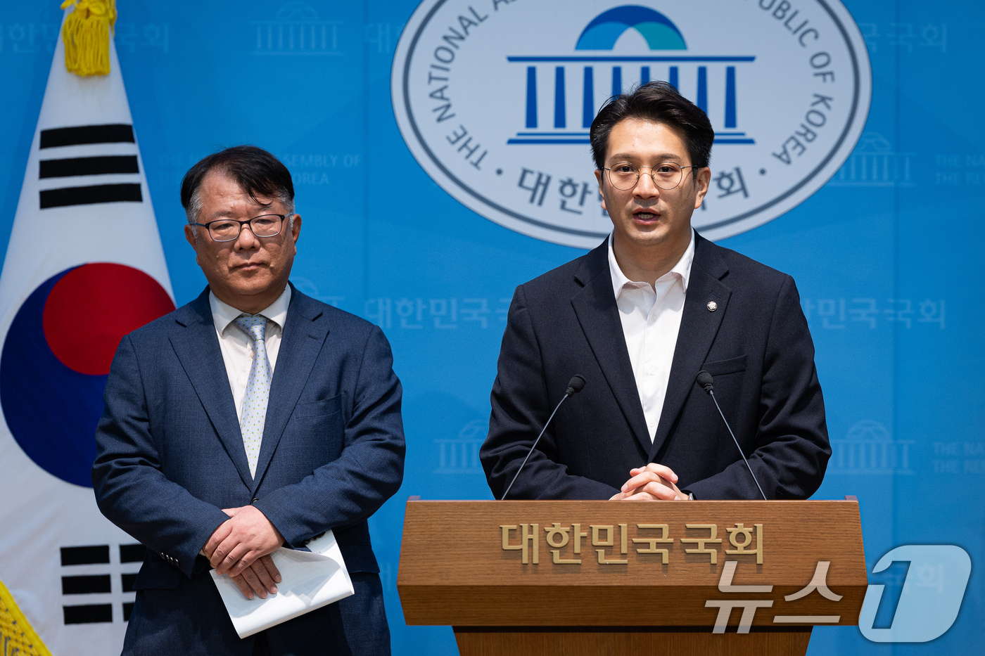 (서울=뉴스1) 유승관 기자 = 전용기 더불어민주당 의원과 '쌍방울 대북송금 사건' 이화영 전 경기도 평화부지사를 변호했던 서민석 변호사가 23일 서울 여의도 국회 소통관에서 서 …