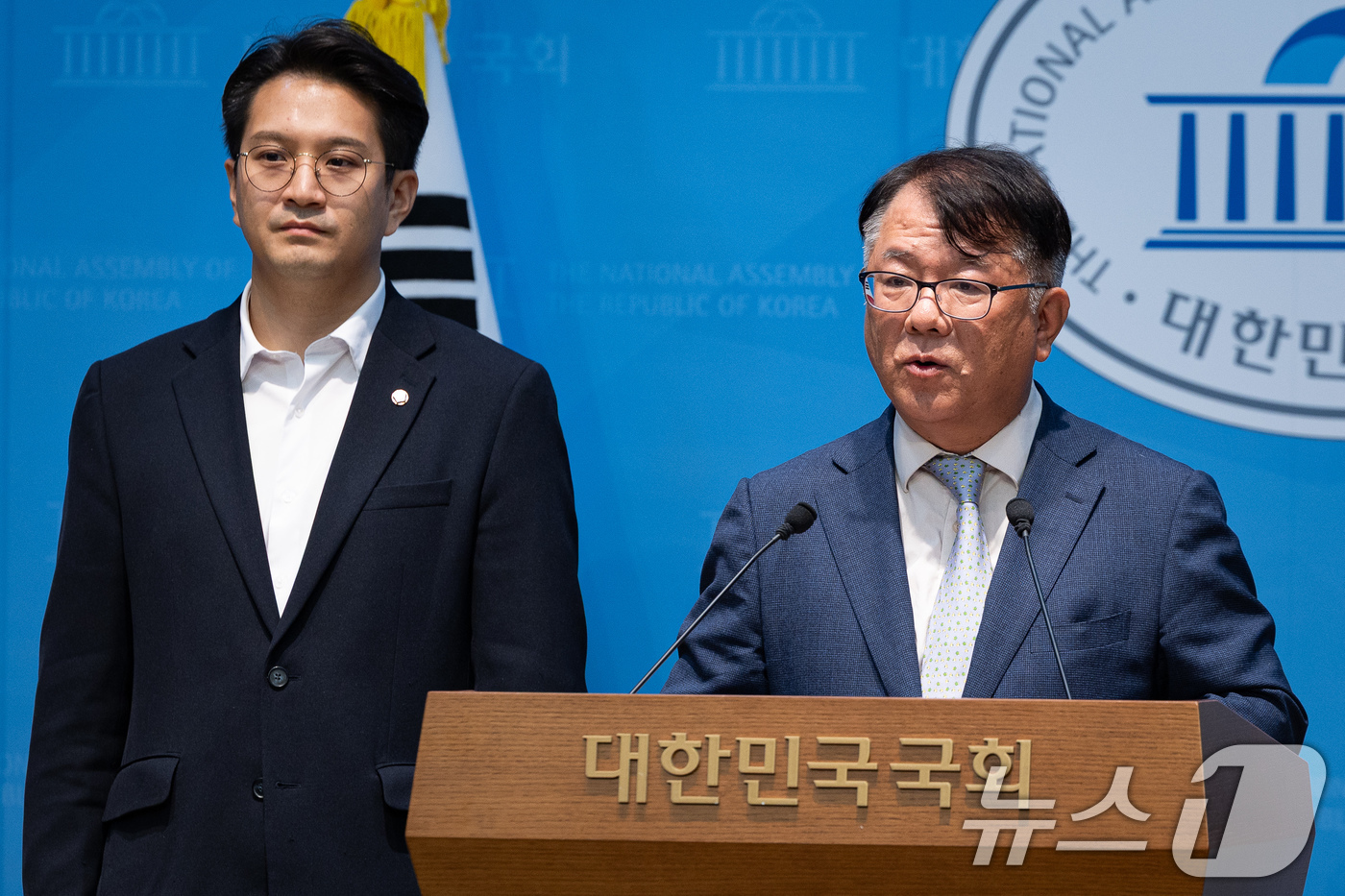 (서울=뉴스1) 유승관 기자 = '쌍방울 대북송금 사건' 이화영 전 경기도 평화부지사를 변호했던 서민석 변호사가 23일 서울 여의도 국회 소통관에서 고위공직자범죄수사처 참고인 조사 …