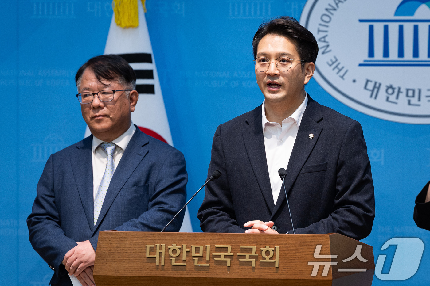 (서울=뉴스1) 유승관 기자 = 전용기 더불어민주당 의원과 '쌍방울 대북송금 사건' 이화영 전 경기도 평화부지사를 변호했던 서민석 변호사가 23일 서울 여의도 국회 소통관에서 서 …