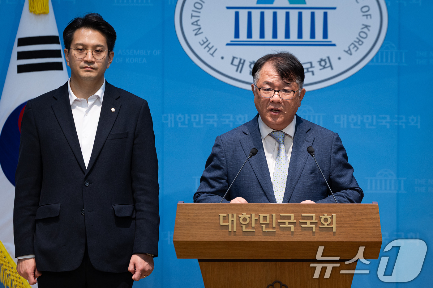(서울=뉴스1) 유승관 기자 = '쌍방울 대북송금 사건' 이화영 전 경기도 평화부지사를 변호했던 서민석 변호사가 23일 서울 여의도 국회 소통관에서 고위공직자범죄수사처 참고인 조사 …