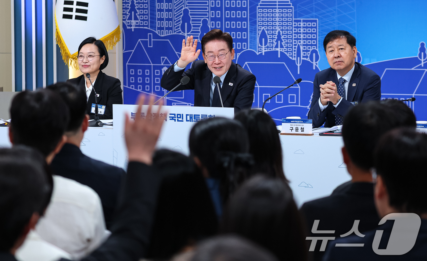 (서울=뉴스1) 허경 기자 = 이재명 대통령이 23일 서울 여의도 KBS 별관에서 열린 부동산정책 국민 대토론회에서 참석자들의 의견을 묻고 있다. 2026.7.23/뉴스1