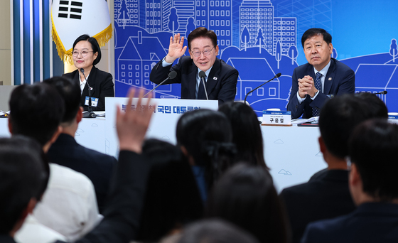 "이주비대출 규제 완화해달라"…李 "개선 방안 고민"