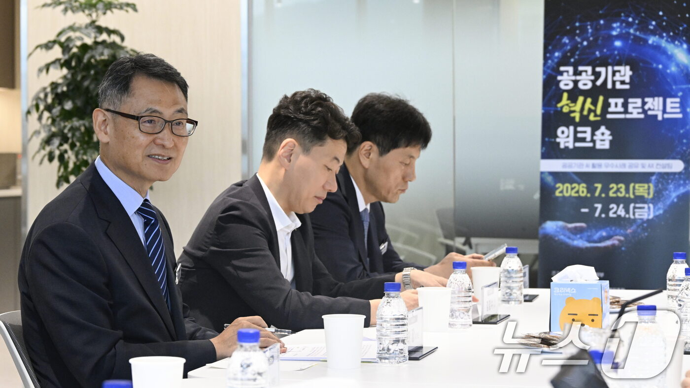 (서울=뉴스1) = 허장 재정경제부 차관이 23일 서울 광진구 신용보증기금에서 AI 특화 스타트업 육성 공간인 'NEST AI-Lab' 입주기업 간담회를 하고 있다. (재정경제부 …