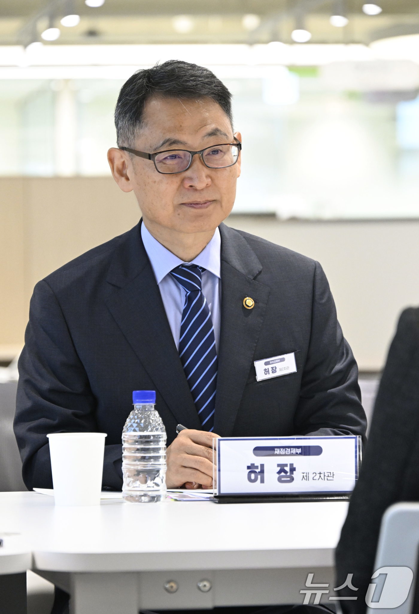 (서울=뉴스1) = 허장 재정경제부 차관이 23일 서울 광진구 신용보증기금에서 AI 특화 스타트업 육성 공간인 'NEST AI-Lab' 입주기업 간담회를 하고 있다. (재정경제부 …