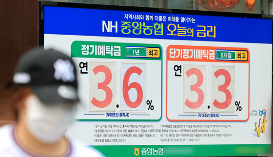 증시 흔들리자 예금으로 '유턴'…정기예금 한 달 새 21조 늘었다