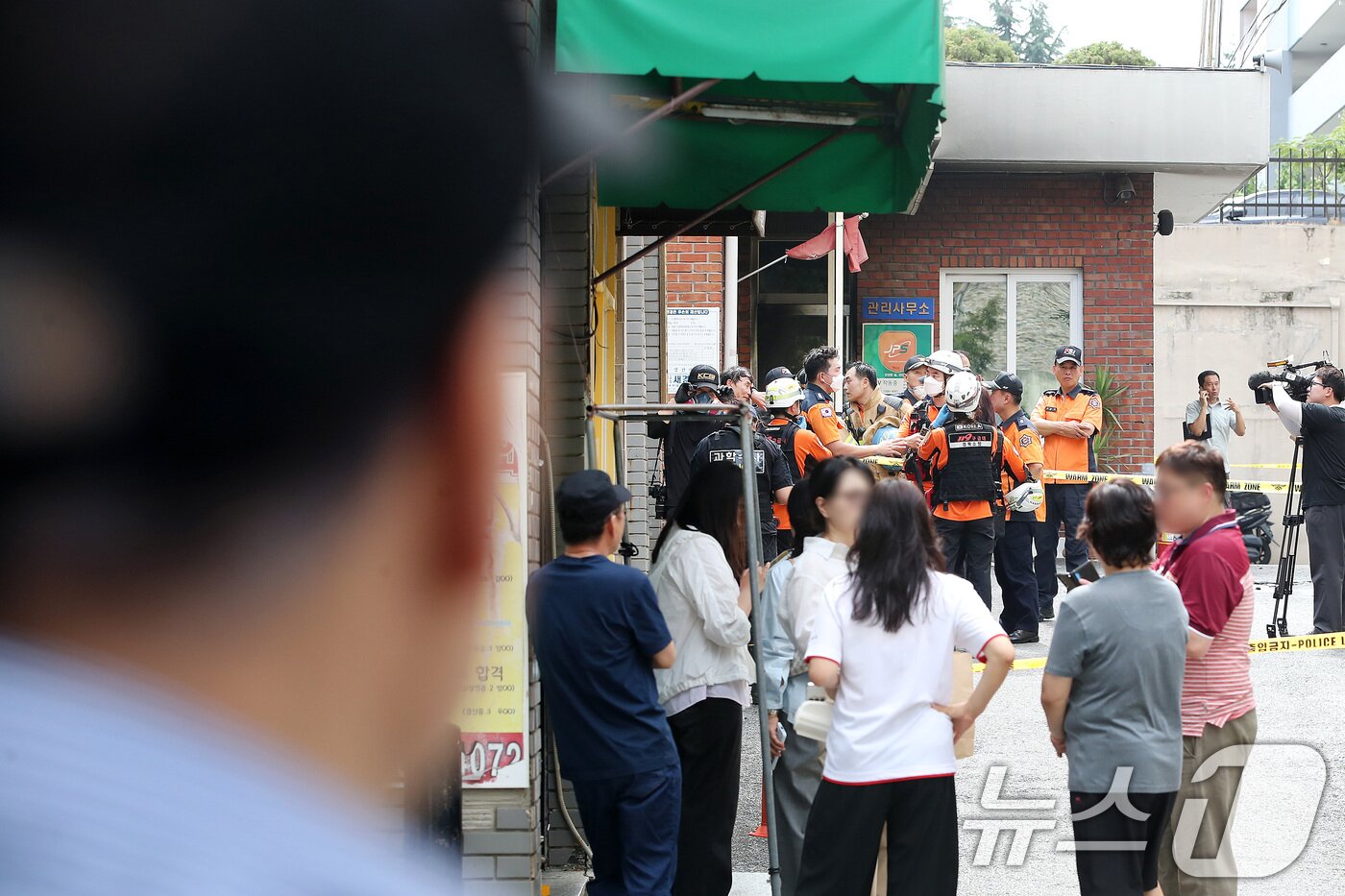 본문 이미지 - 23일 오전 경북 경산시 사동 한 아파트 관리사무소에서 70대 입주민의 방화로 불이 나 관리인 등 8명이 화상을 입고 병원으로 이송됐다. 경찰과 소방 당국이 현장을 통제하고 정확한 사고 원인과 경위를 조사하고 있다. 2026.7.23 ⓒ 뉴스1 공정식 기자